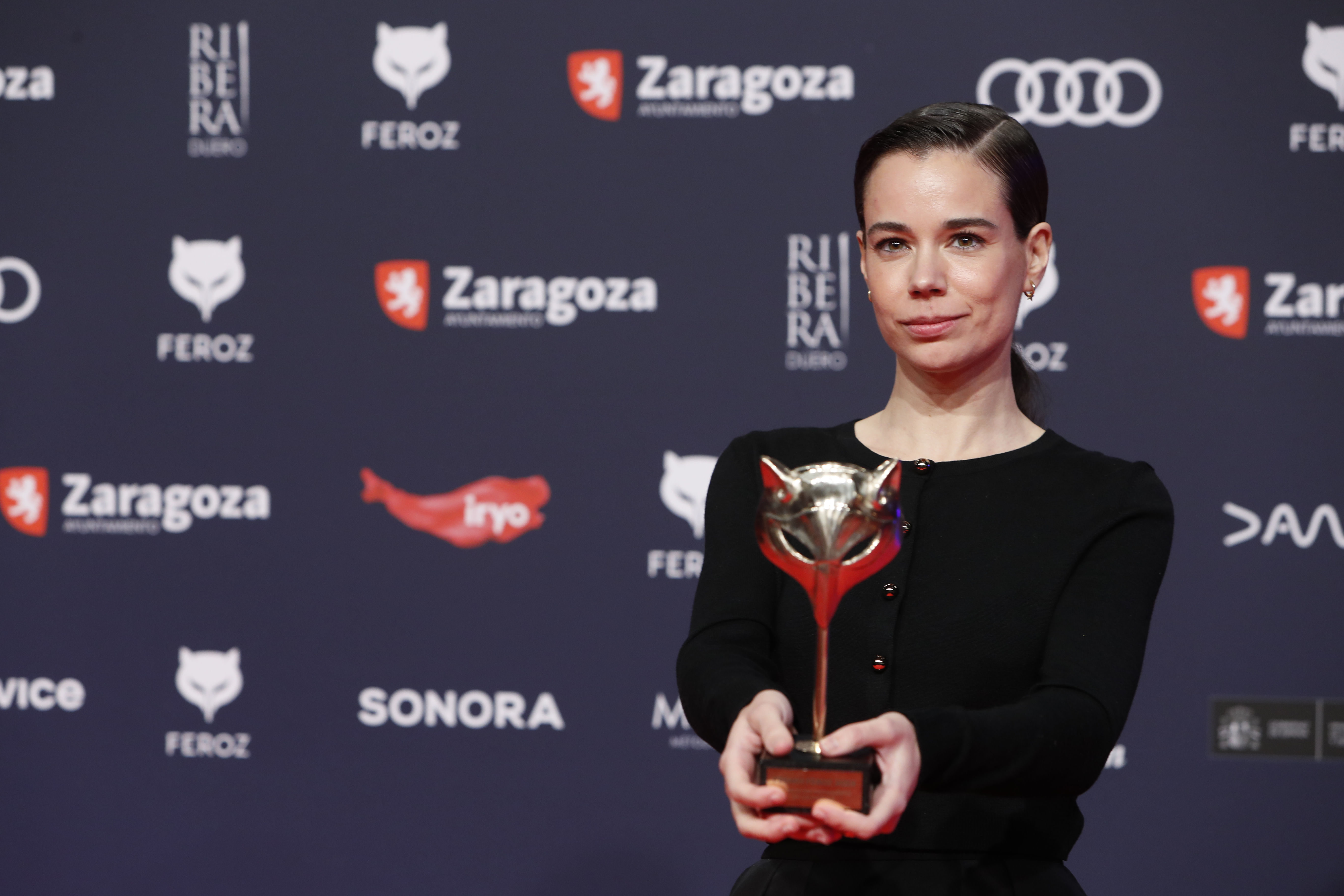 La actriz Laia Costa tras recibir el premio a mejor actriz por 'Cinco lobitos'.