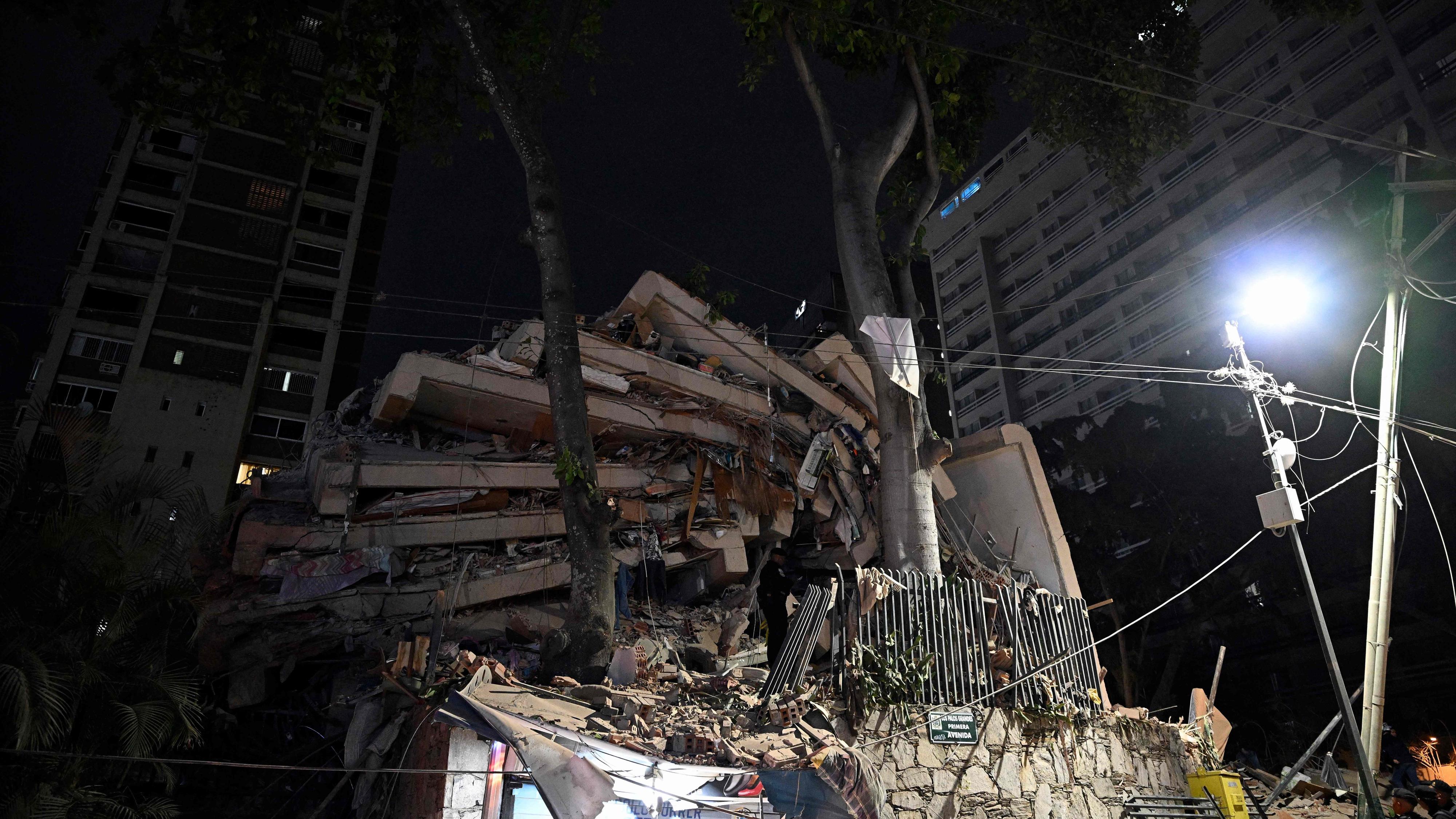 Edificios destrozados por el terremoto en Palos Grandes.