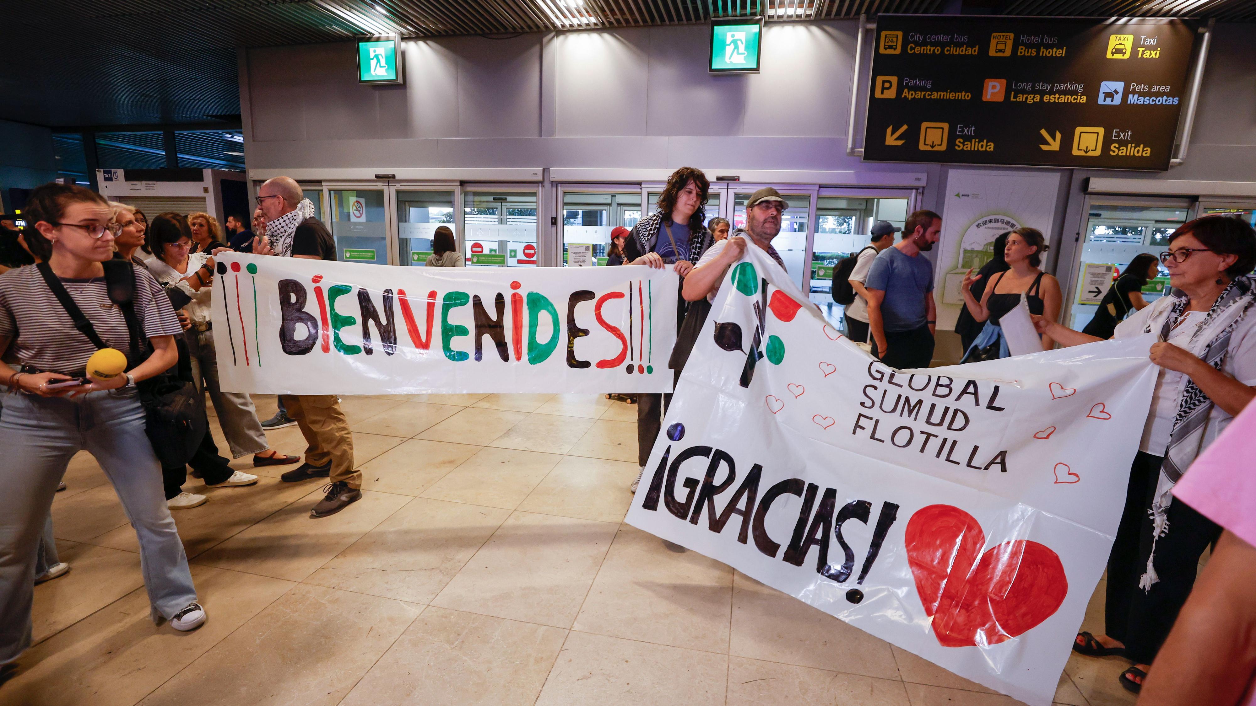 Albares dice que está previsto que los 28 españoles de la flotilla que permanecen en Israel regresen este lunes