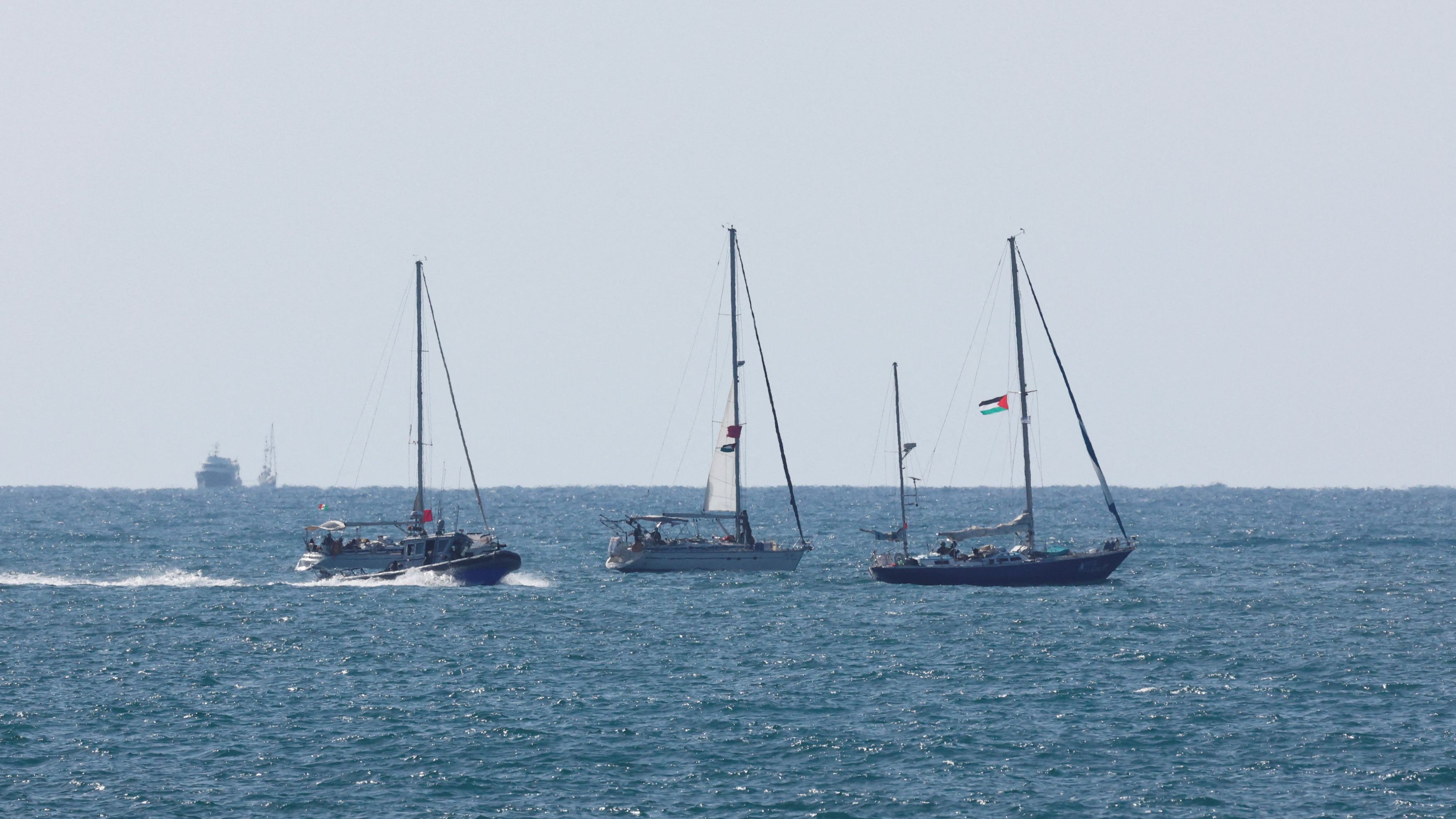 Albares confirma que este domingo regresarán a España 21 de los 49 tripulantes de la flotilla detenidos en Israel