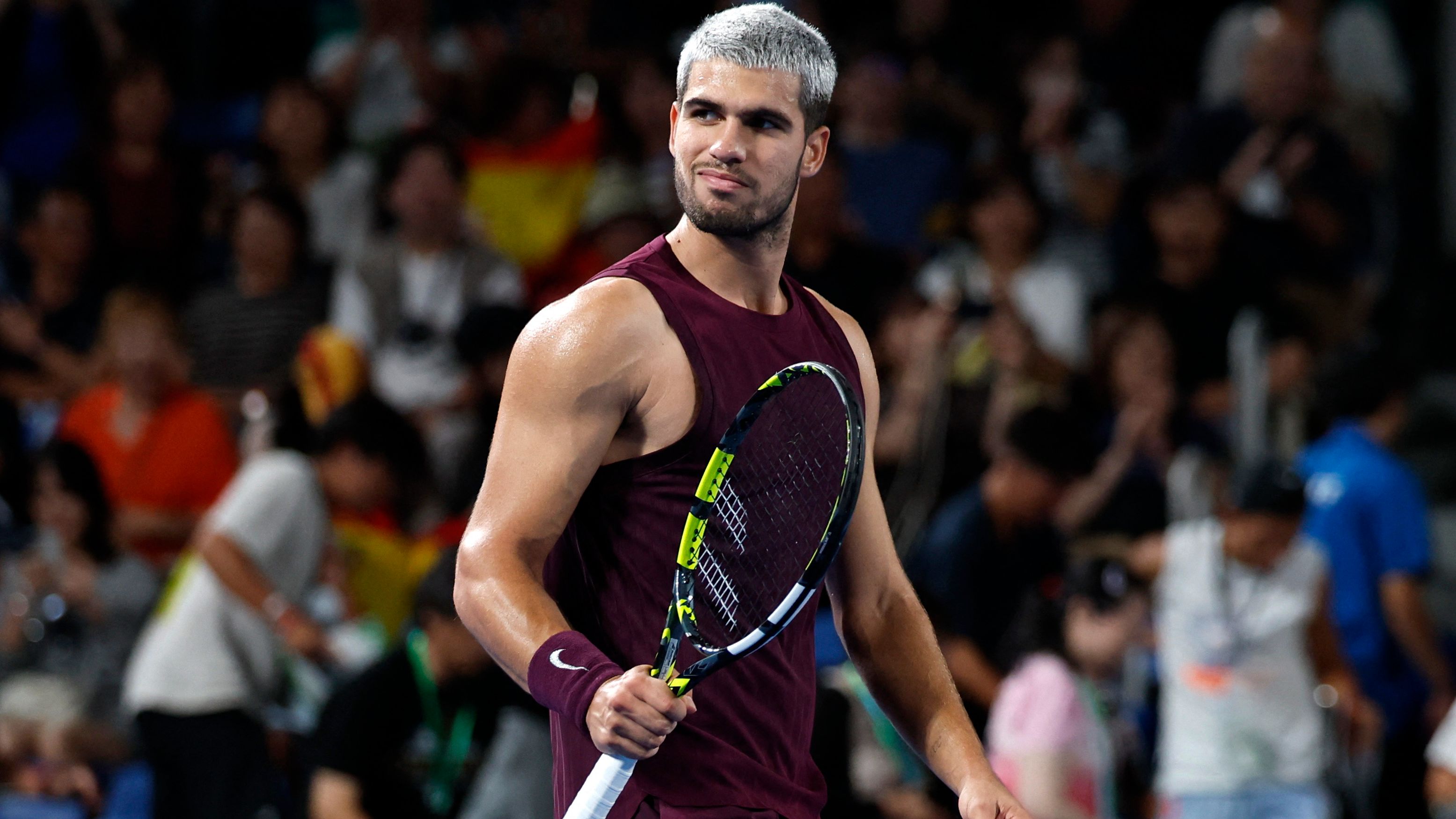 Alcaraz arrolla a Nakashima, iguala su récord de triunfos y sella su novena semifinal