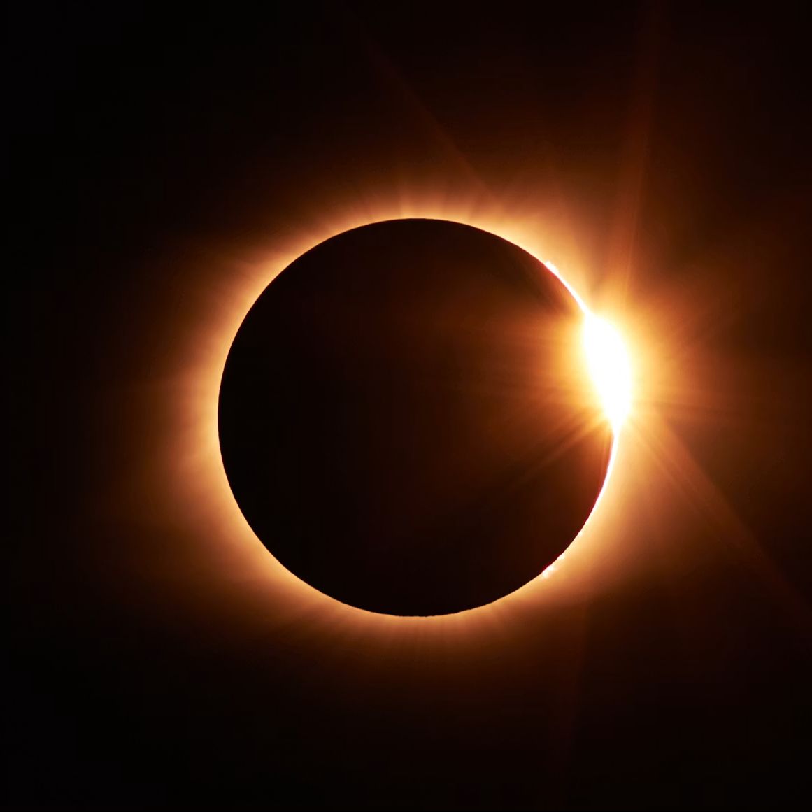 Alejandro Sánchez de Miguel,  astrofísico, recalca lo excepcional de tres eclipses seguidos
