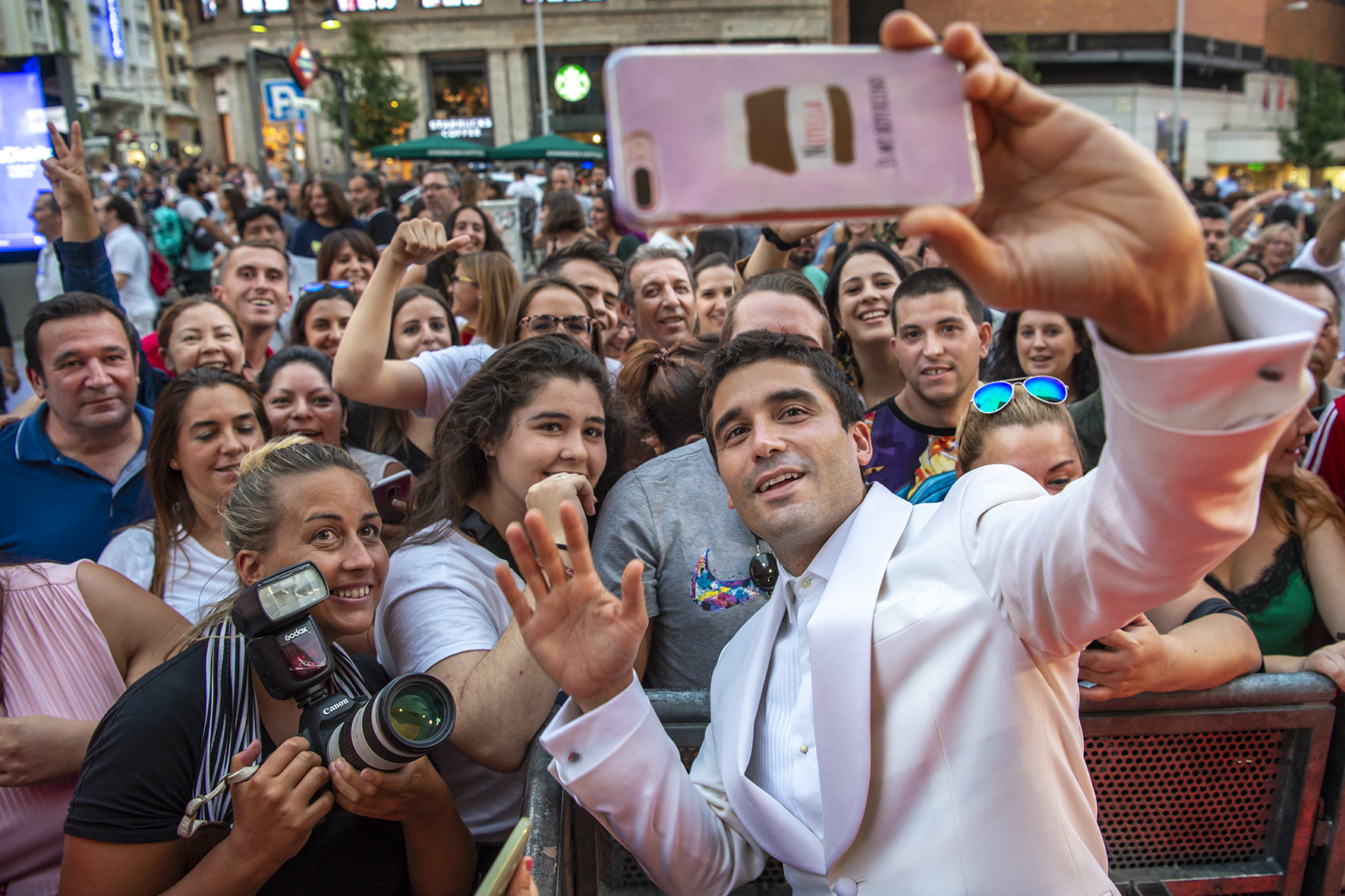 Álex García durante el preestreno de 'El Continental' Álex García durante el preestreno de 'El Continental'
