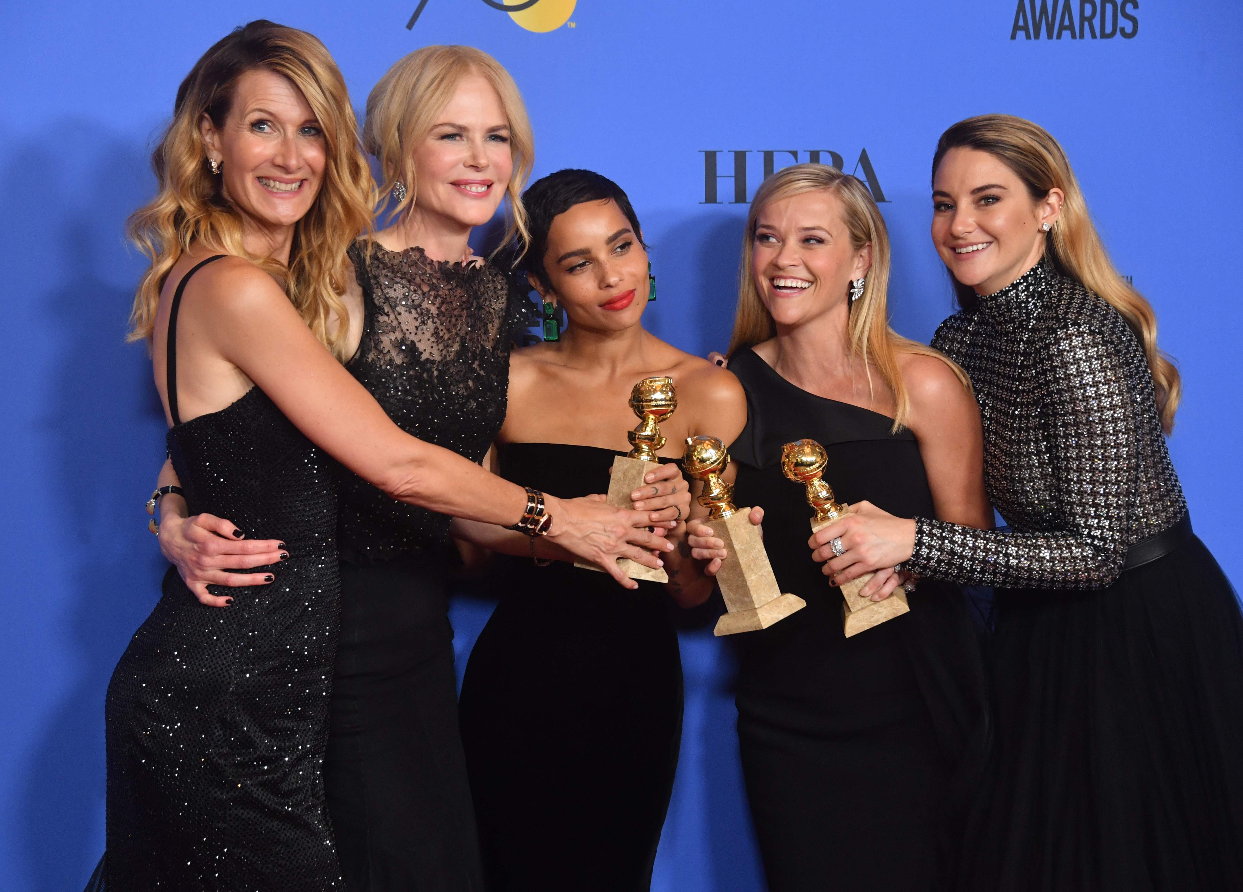 La alfombra roja de los Globos de Oro 2018 Las actrices Laura Dern, Nicole Kidman, Zoe Kravitz, Reese Witherspoon y Shailene Woodley posan con tres de los cuatro premios logrados por 'Big Little Lies' en la gala