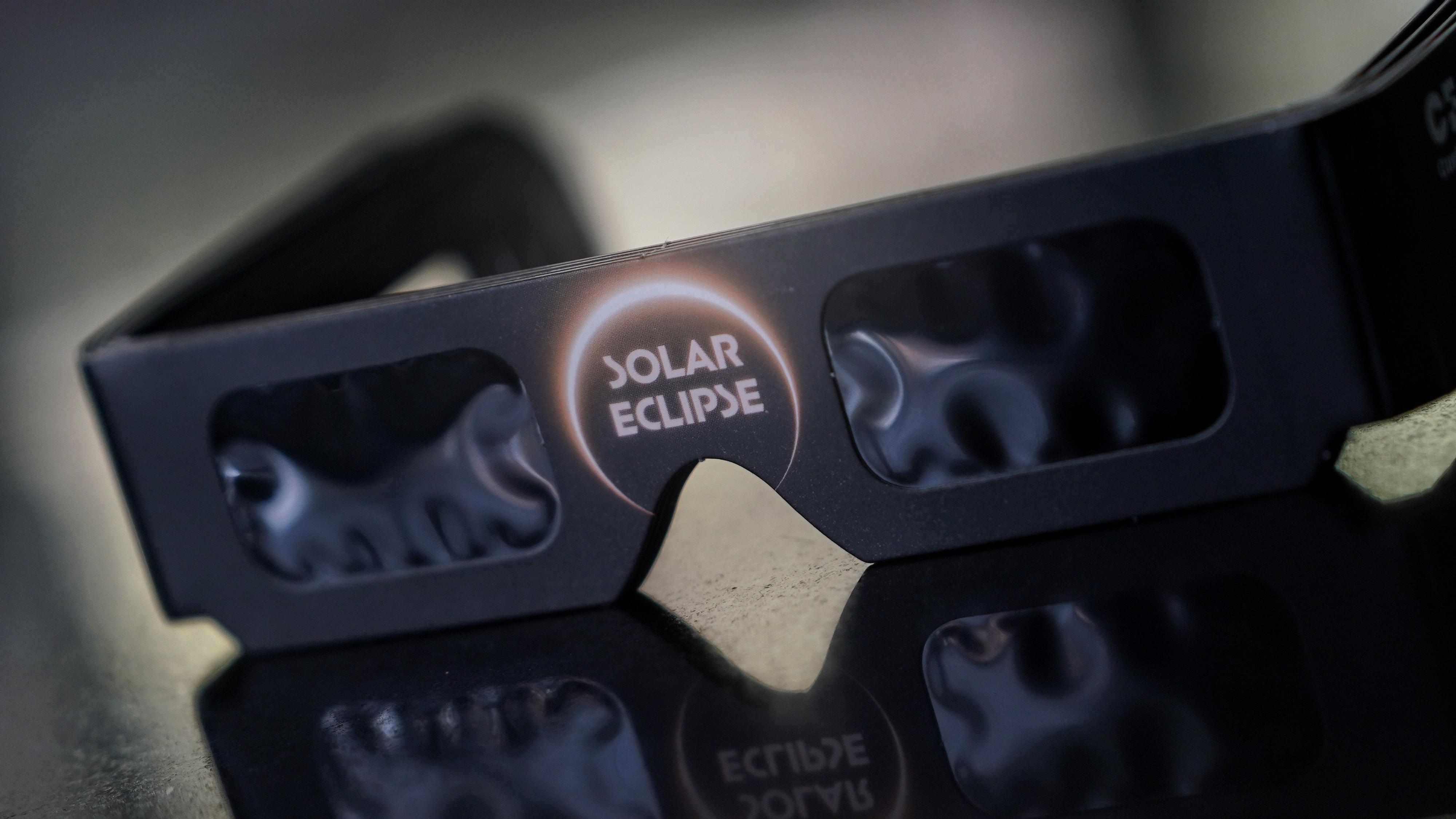 Alguns consells per veure l'eclipsi solar del 12 d'agost sense riscos per a la vista episode artwork