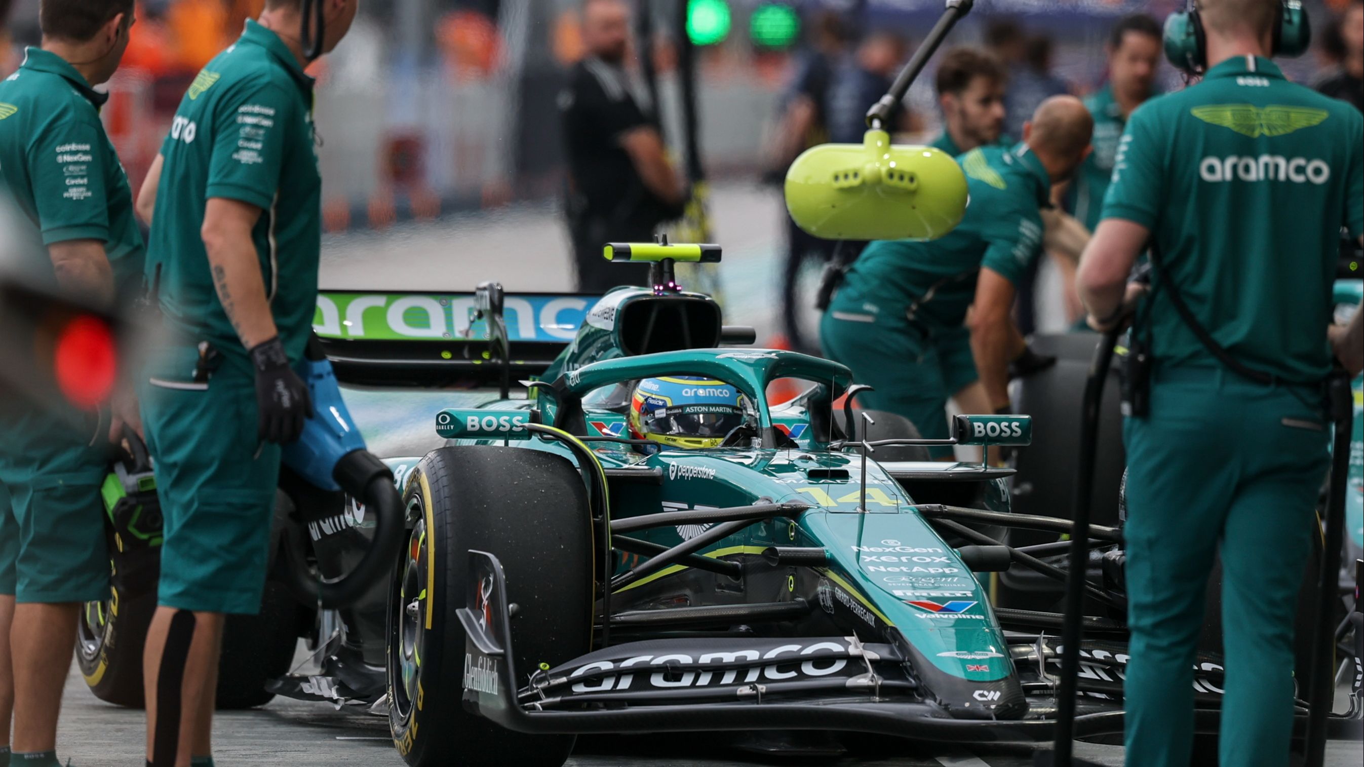 Alonso hace soñar con meterse en la pelea McLaren - Verstappen en Singapur tras sus brillantes entrenamientos libres