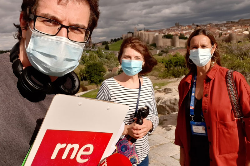 Álvaro Soto, Lucía Sánchez y Carmen Zujeros grabando desde los Cuatro Postes. Álvaro Soto, Lucía Sánchez y Carmen Zujeros grabando desde los Cuatro Postes.