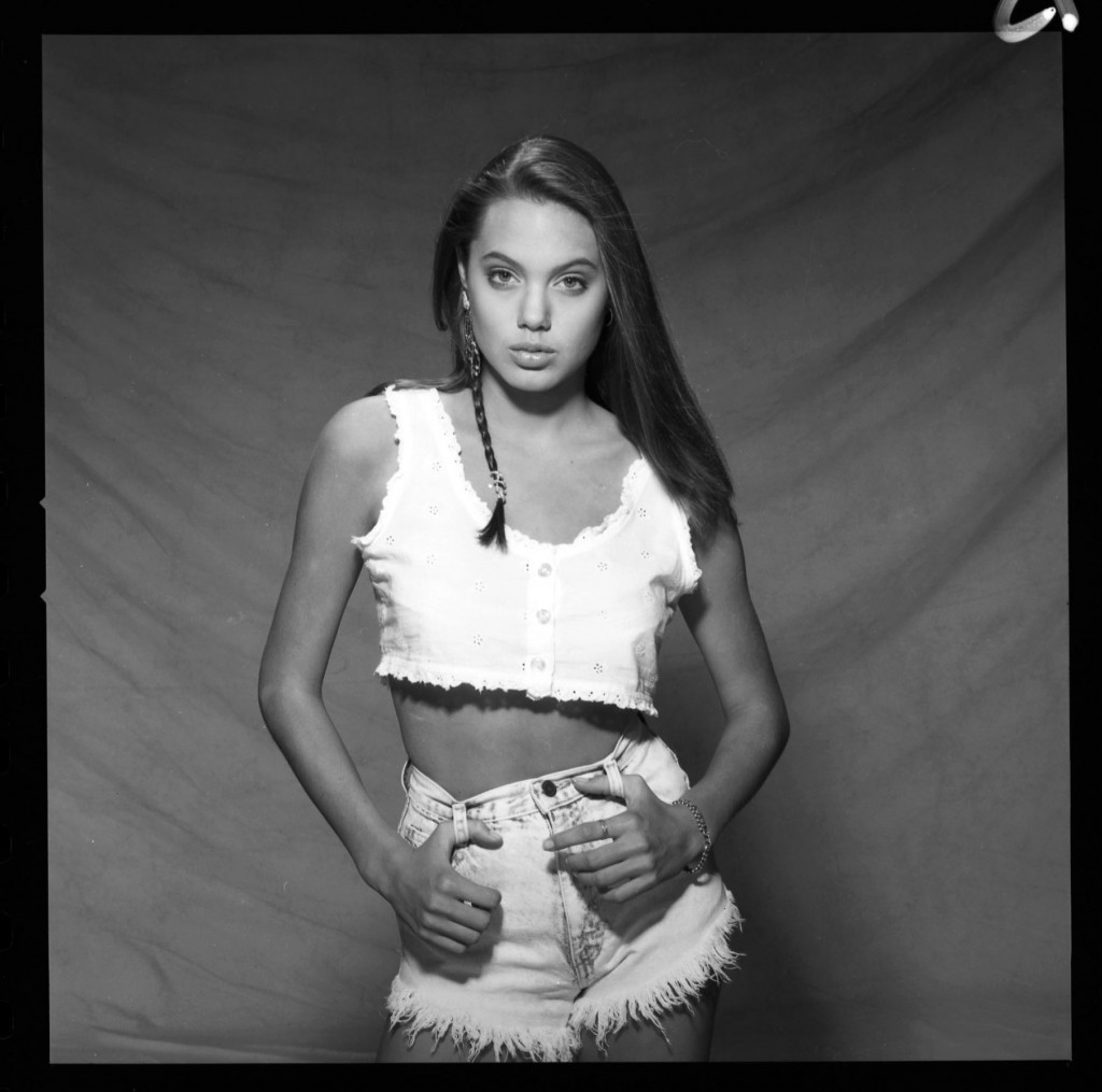 Angelina Jolie posa como modelo con 15 años