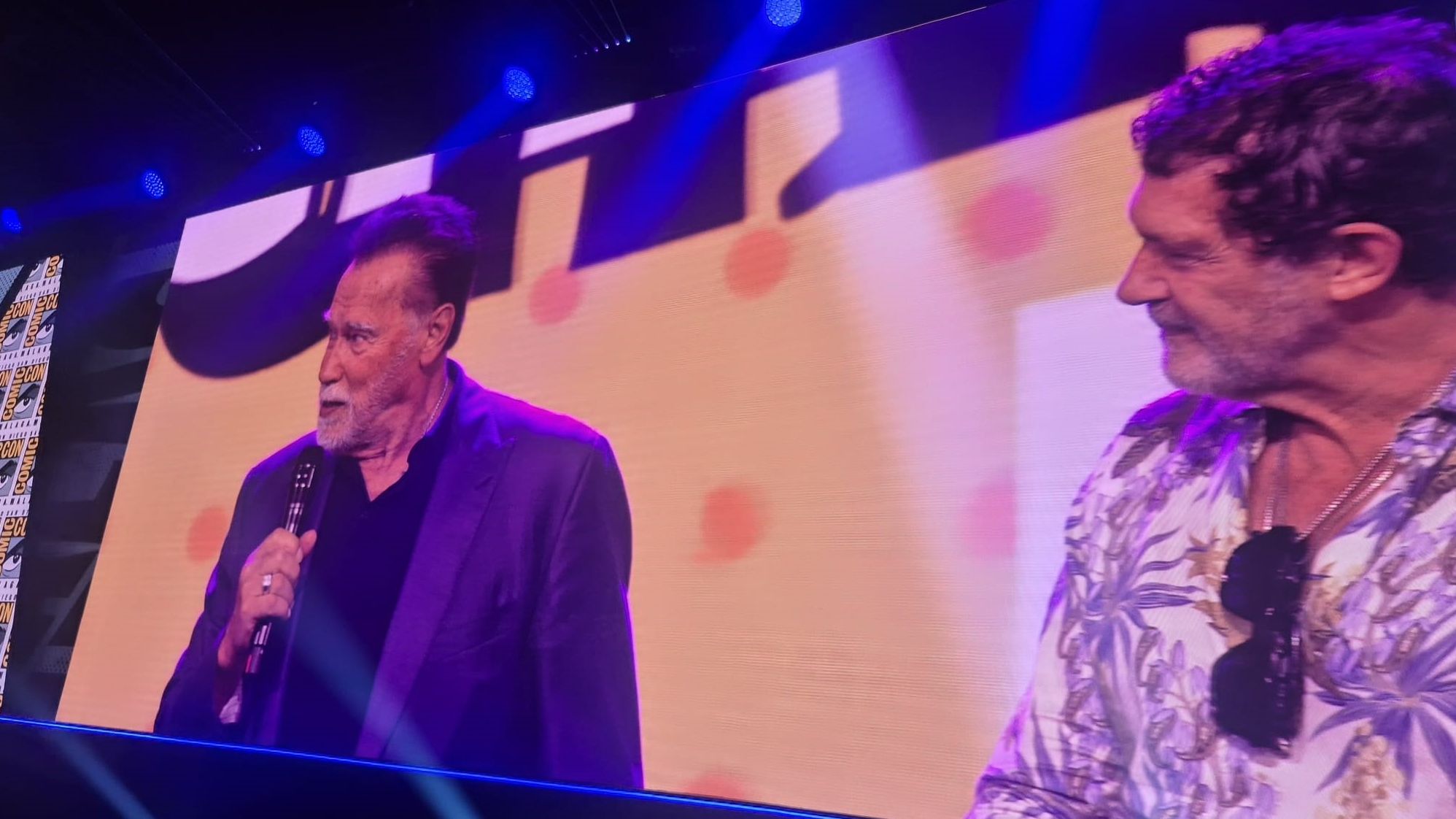Antonio Banderas entrega, por sorpresa, el Premio de Honor de la SDCC Málaga a Arnold Schwarzenegger