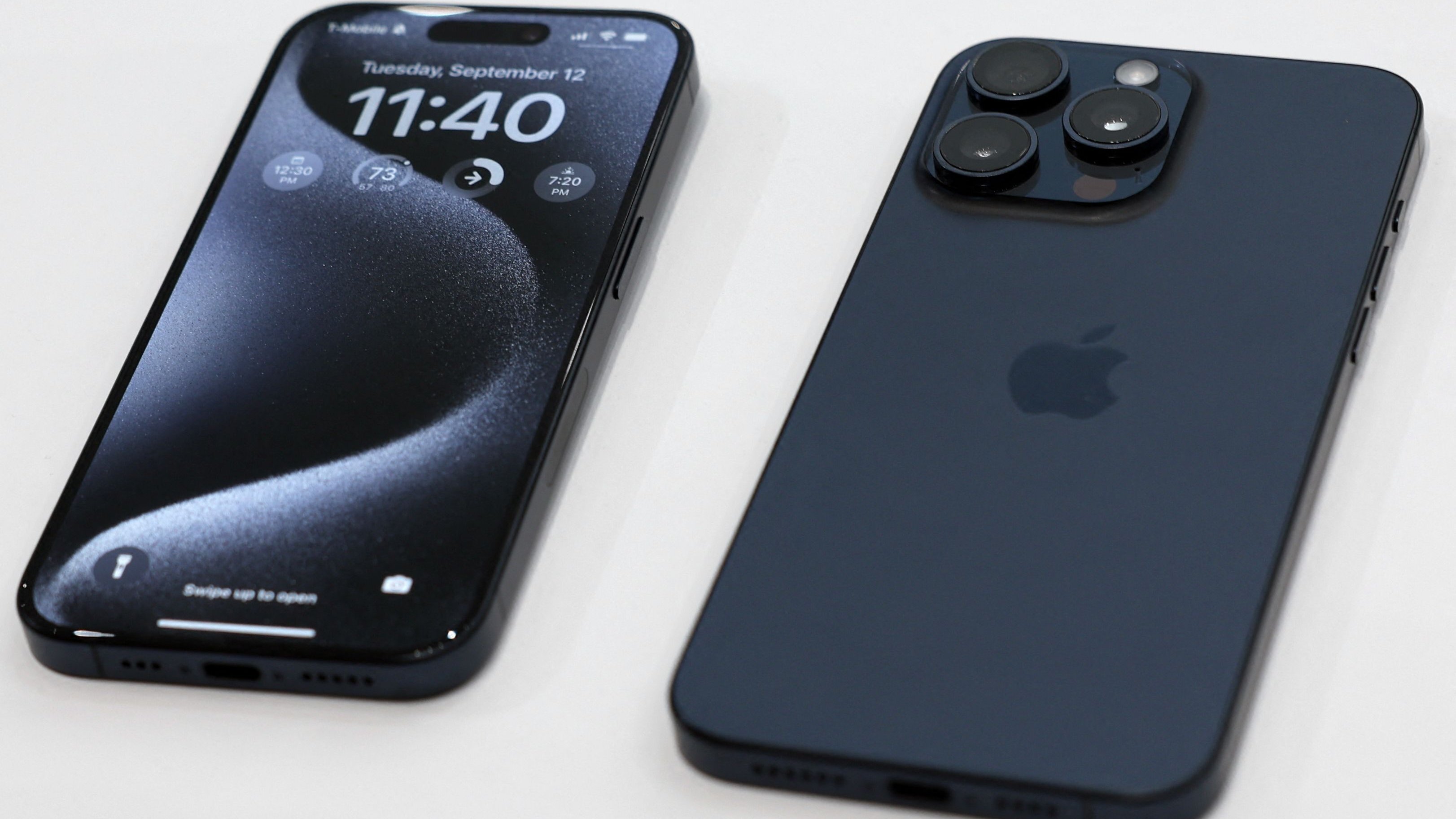 Apple presenta iPhones más pequeños y baratos