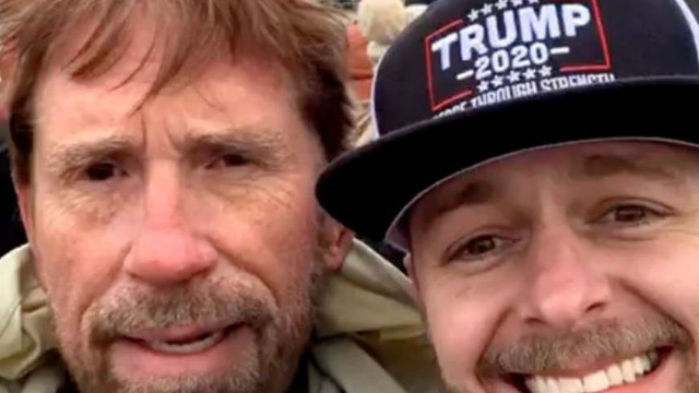 El asaltante Matthew Bledsoe junto a un "doble" de Chuck Norris