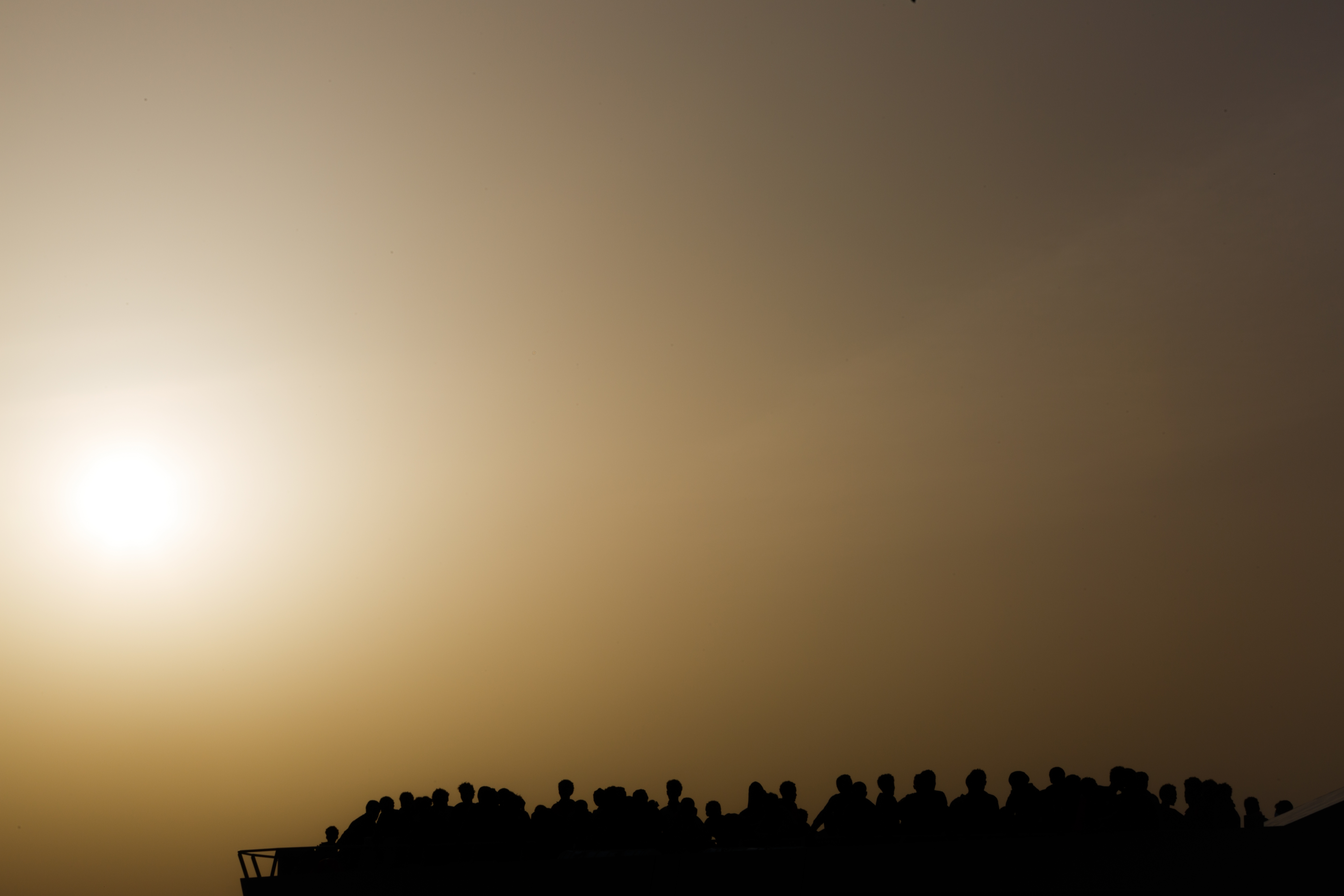 Atardecer lampedusiano Barco repleto de inmigrantes, la mayoría eritreos, somalíes y sirios, al atardecer