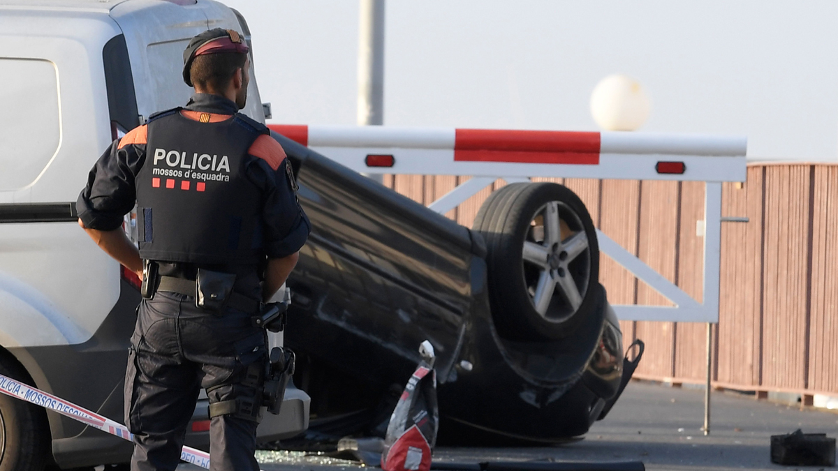 Atentado en el Paseo Maritimo de Cambrils Un policía custodia el coche implicado en el atropello de Cambrils.