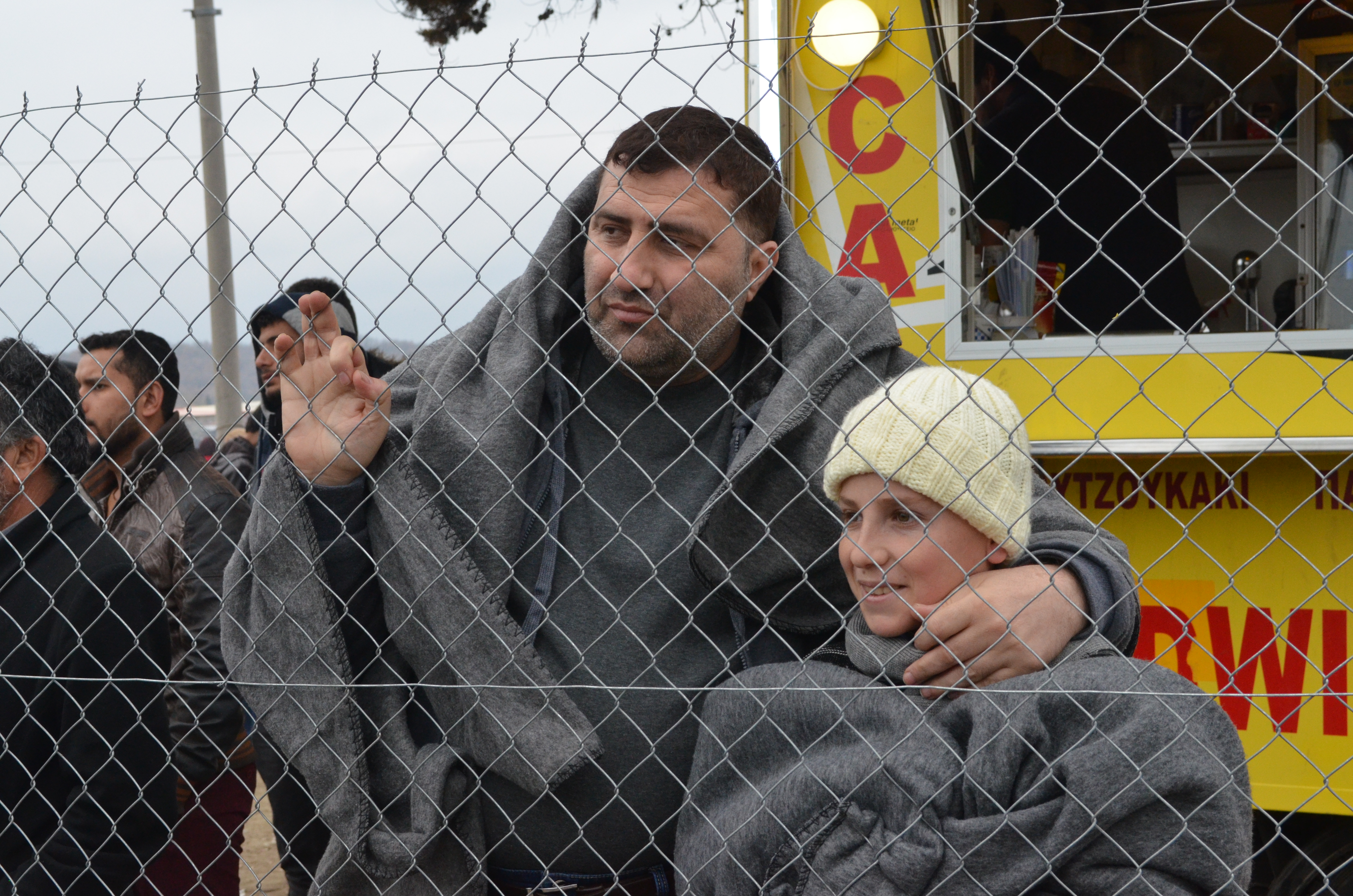 Atrapados en Idomeni. Rami, pediatra y su hjo Hussein Atrapados en Idomeni. Rami, pediatra y su hjo Hussein