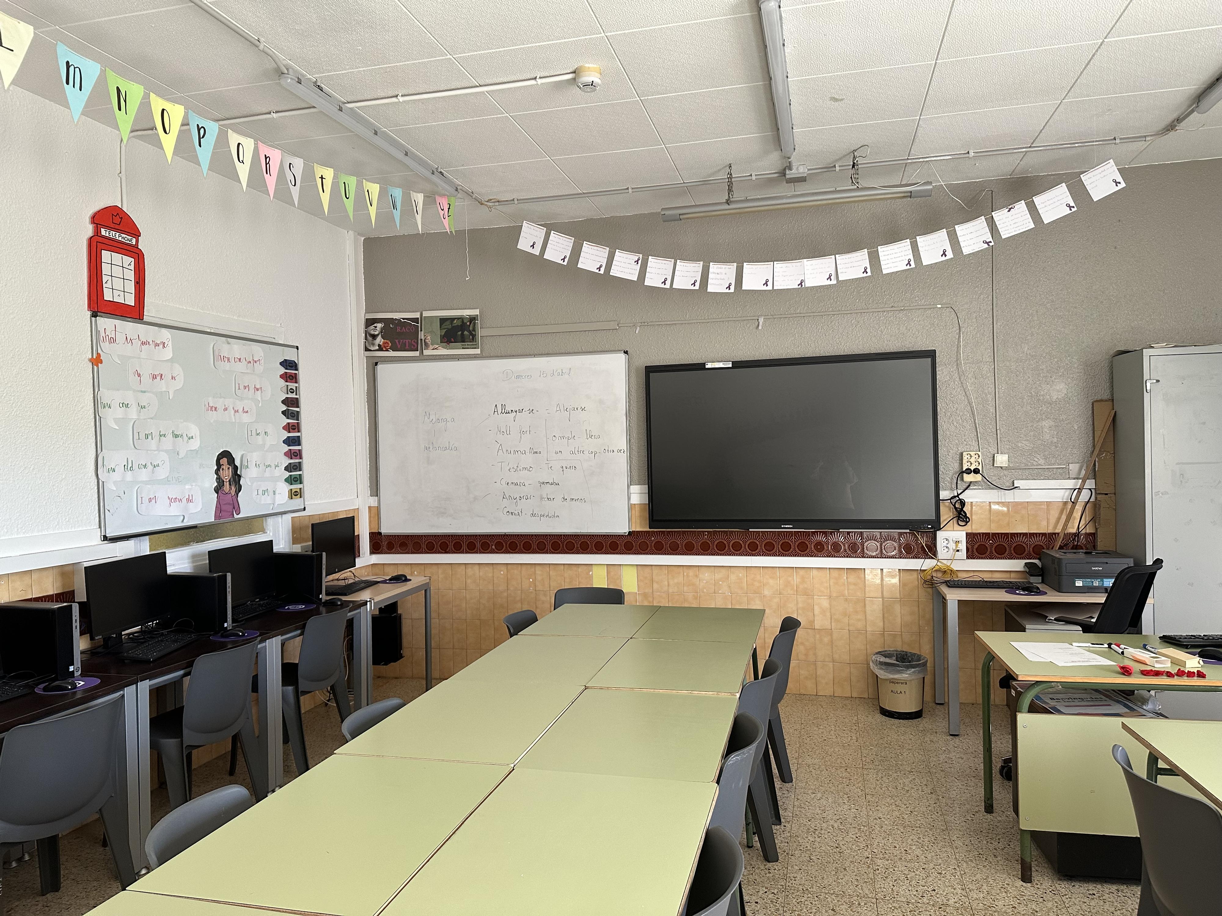 Aula equipada con ordenadores para actividades formativas