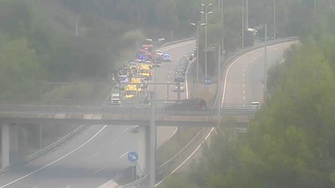 Dos heridos graves tras un accidente de autobús con 60 personas en la C-32 de Santa Susanna, Barcelona