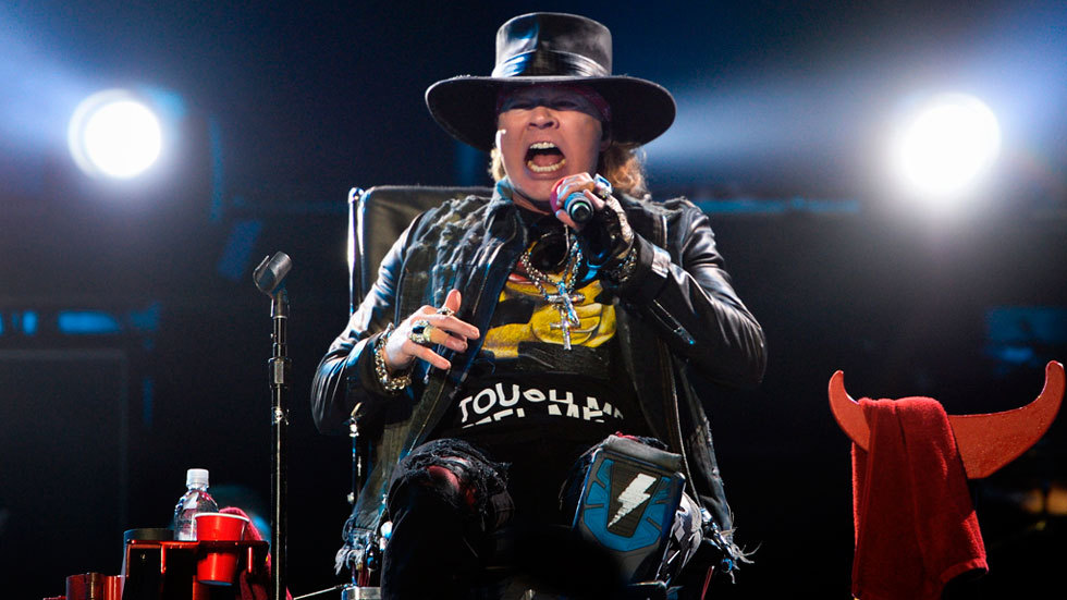 Axl Rose se estrena en Lisboa como vocalista de AC/DC RTVE.es