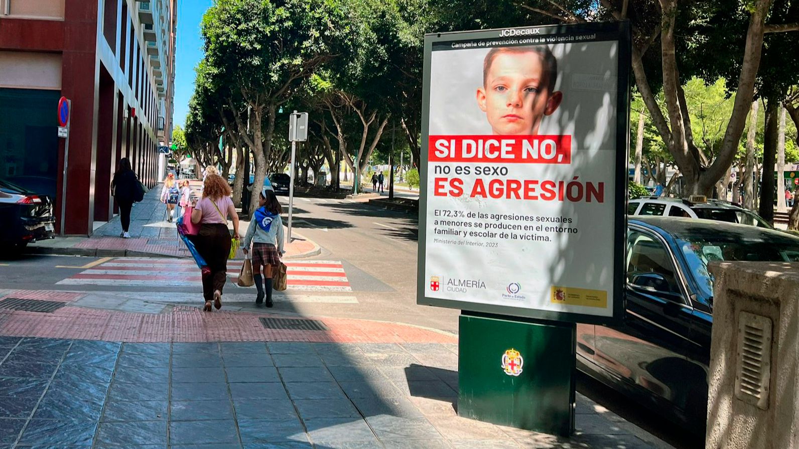 El Ayuntamiento de Almería retira un cartel contra las agresiones a menores