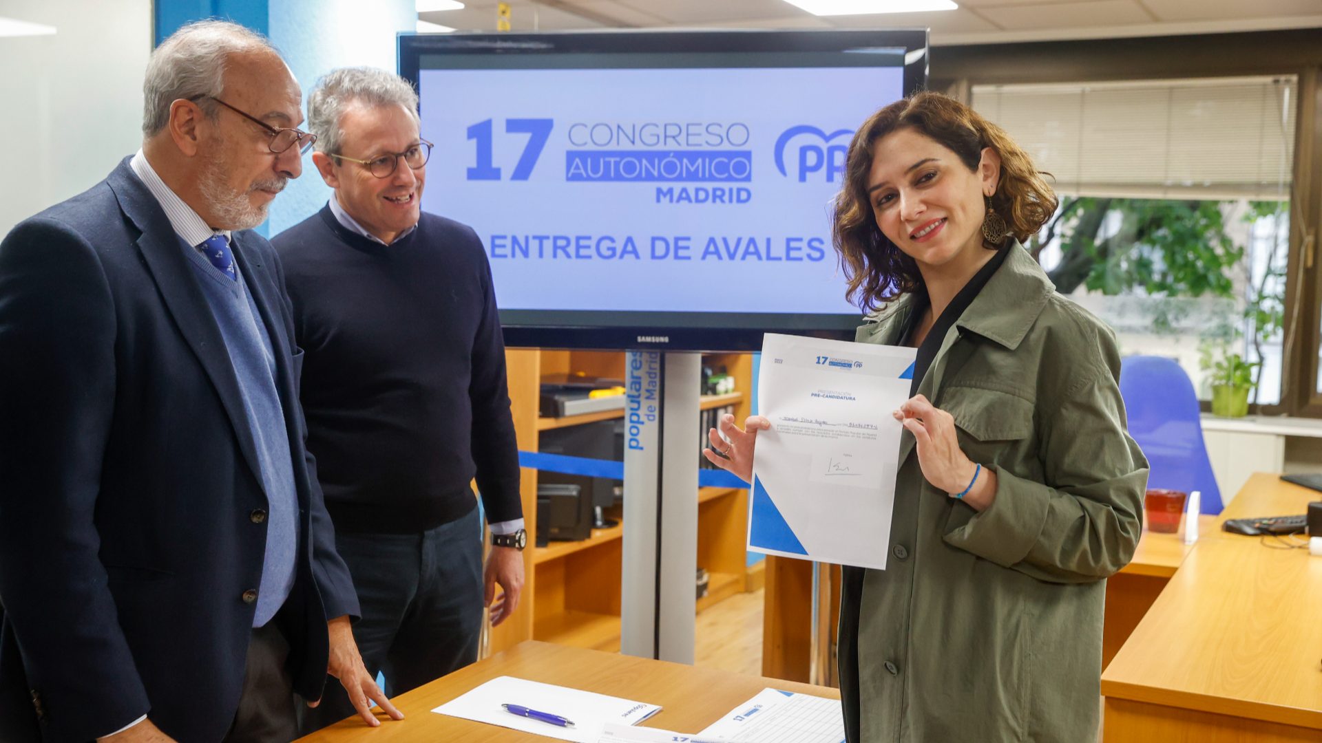 Ayuso presenta los avales para presidir el PP de Madrid