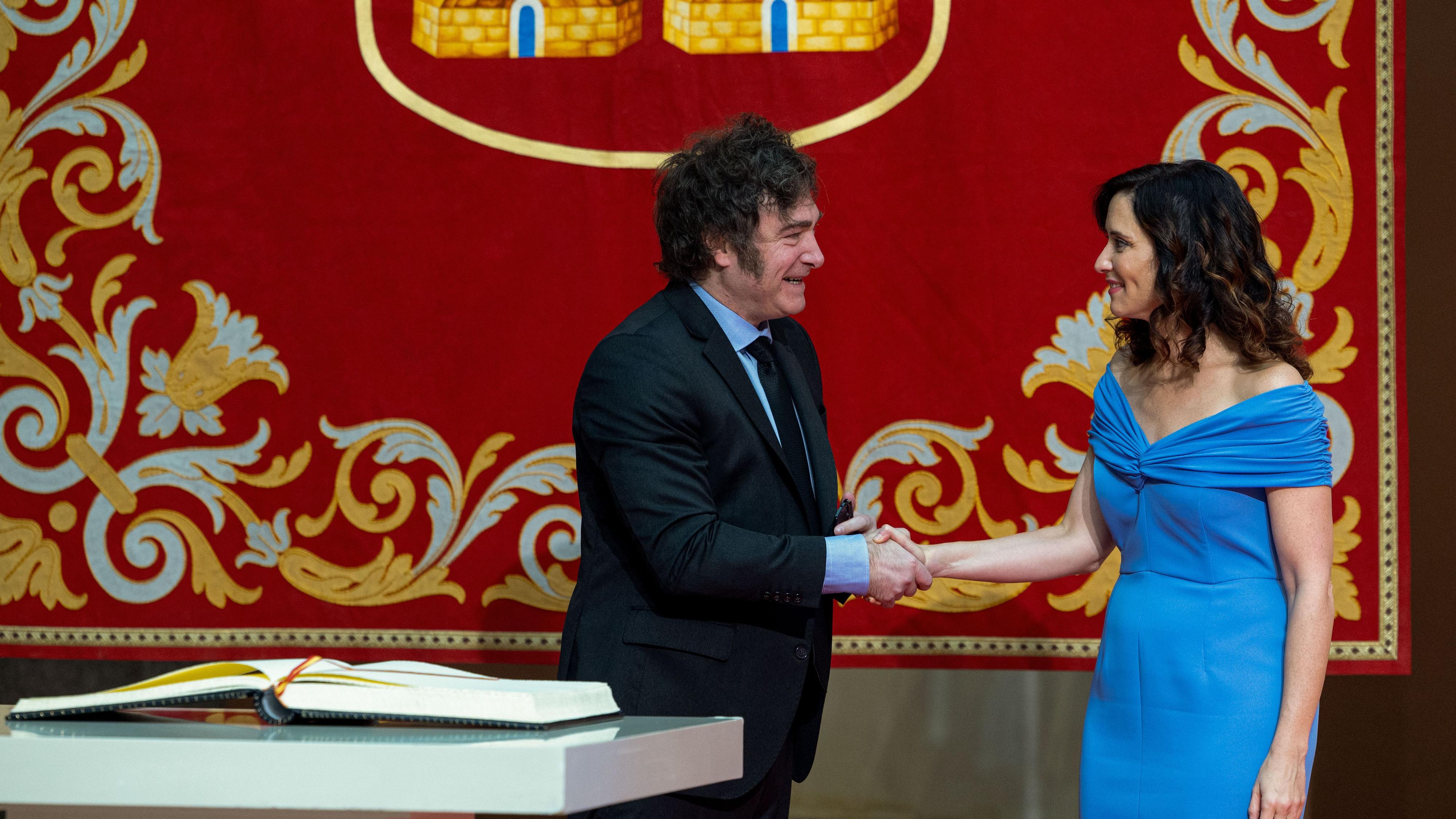 Ayuso concede a Milei la Medalla de Madrid pese a la crisis con el Gobierno