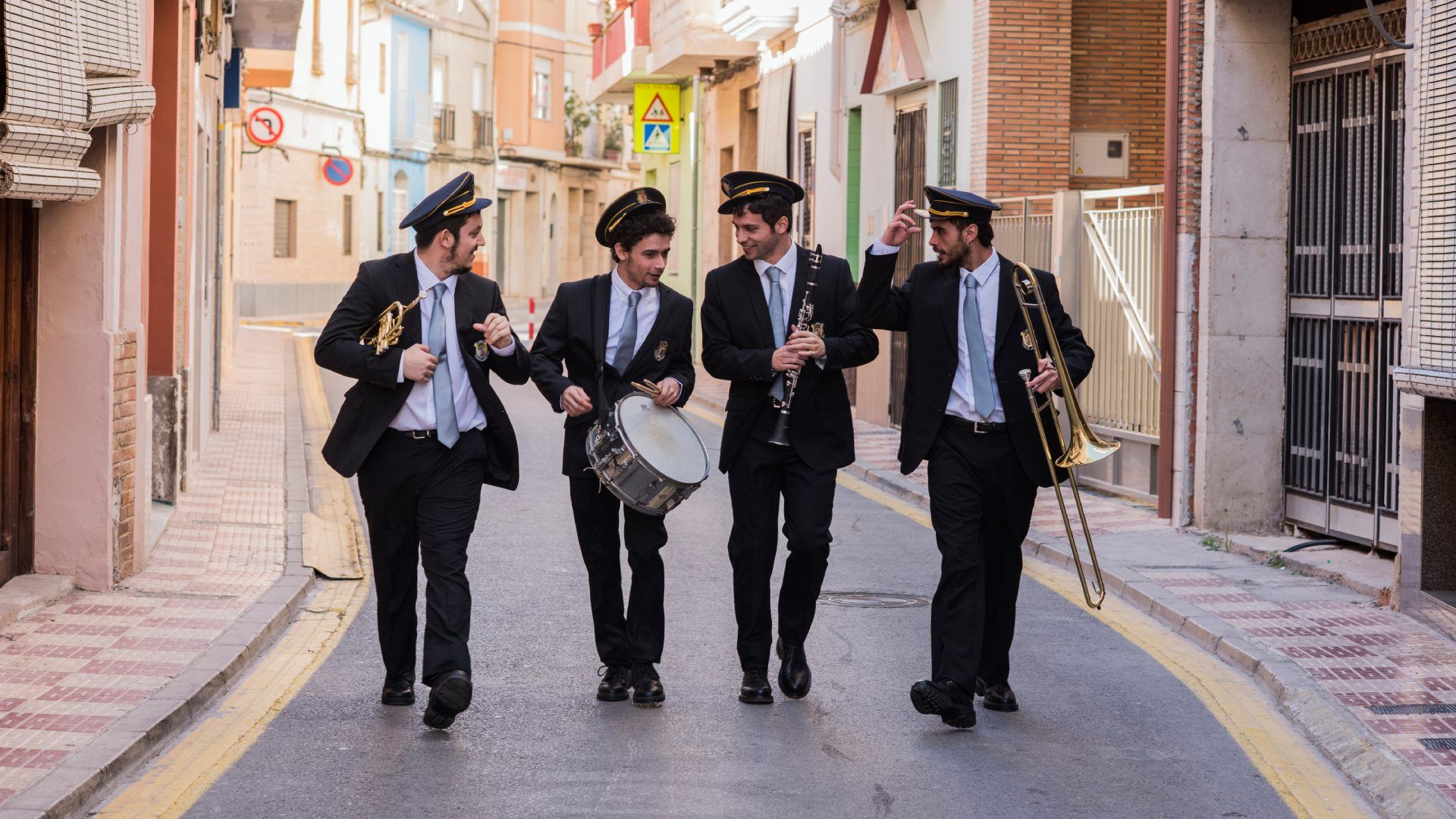 'La banda', la película para quienes echan de menos su hogar: actores debutantes y un regreso a casa con inspiración real