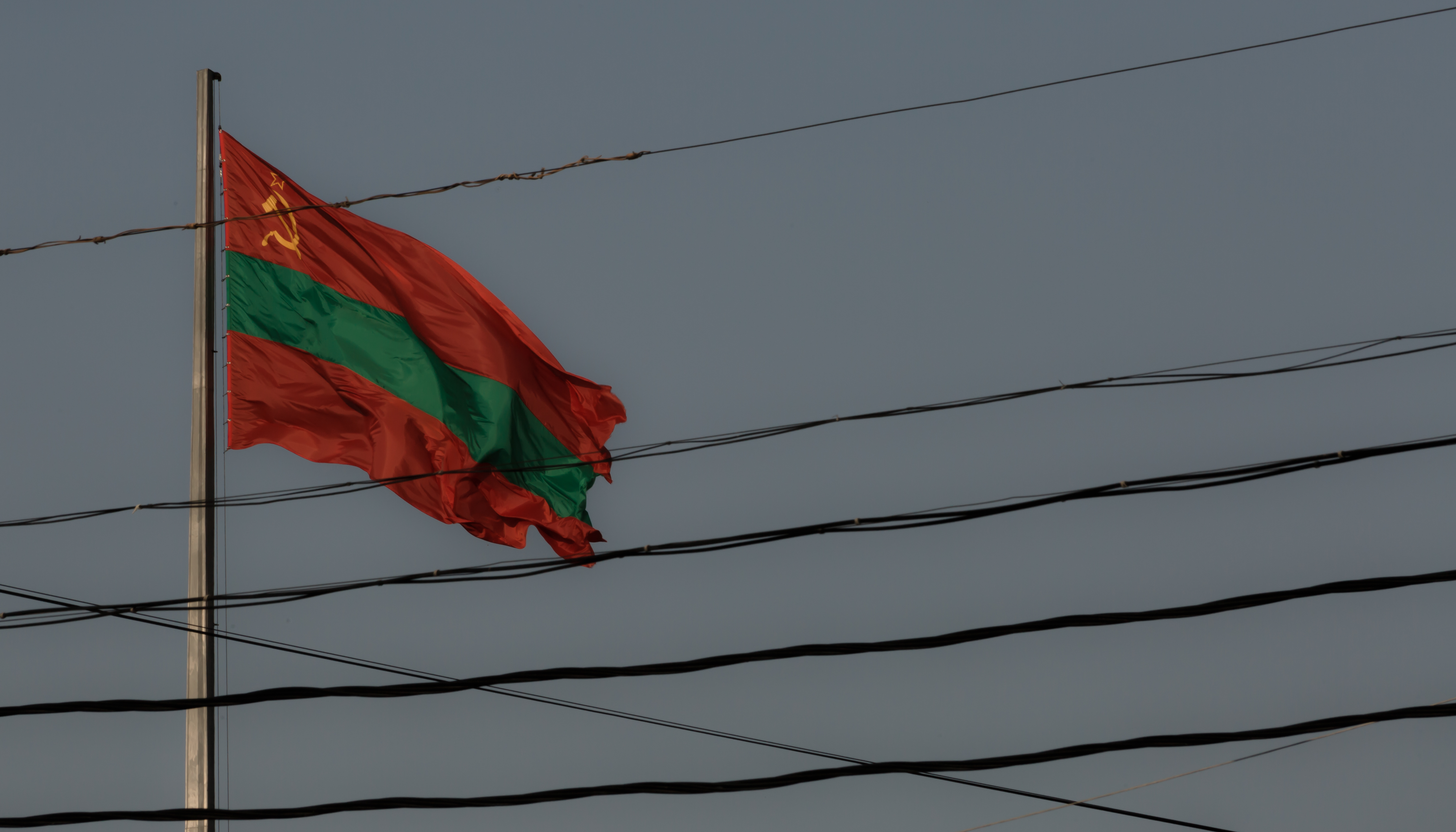 La bandera y escudo de la autoproclamada República Moldava Pridnestroviana son los de la Moldavia soviética; su himno, una antigua canción patriótica y su servicio de seguridad, el KGB