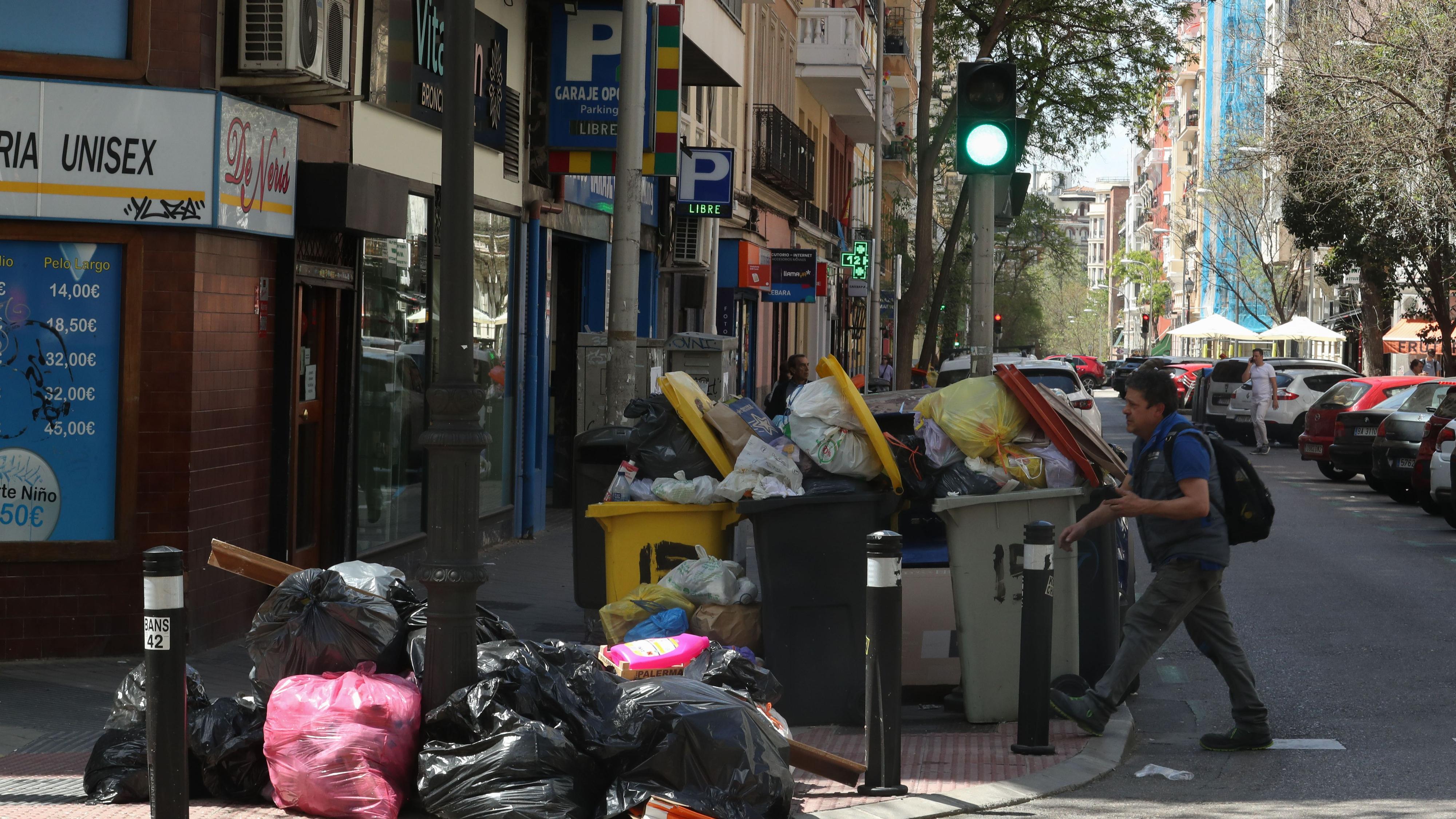 La basura se acumula en calles de Madrid tras seis días de huelga
