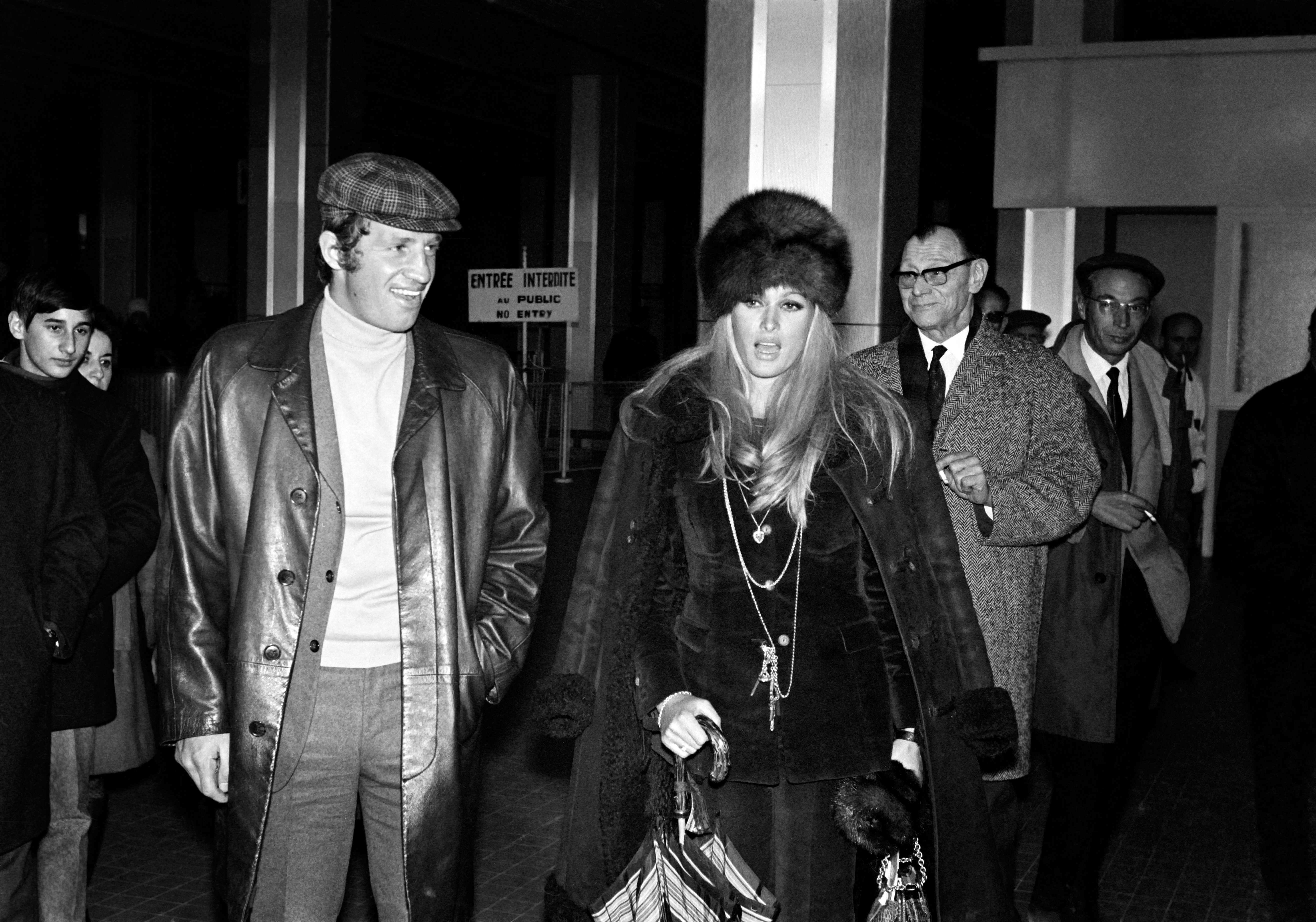 Belmondo junto a la actriz Ursula Andress Jean-Paul Belmondo compartió su vida sentimental con distintas actrices. Su relación más sonada fue con la 'chica Bond', Ursula Andress.