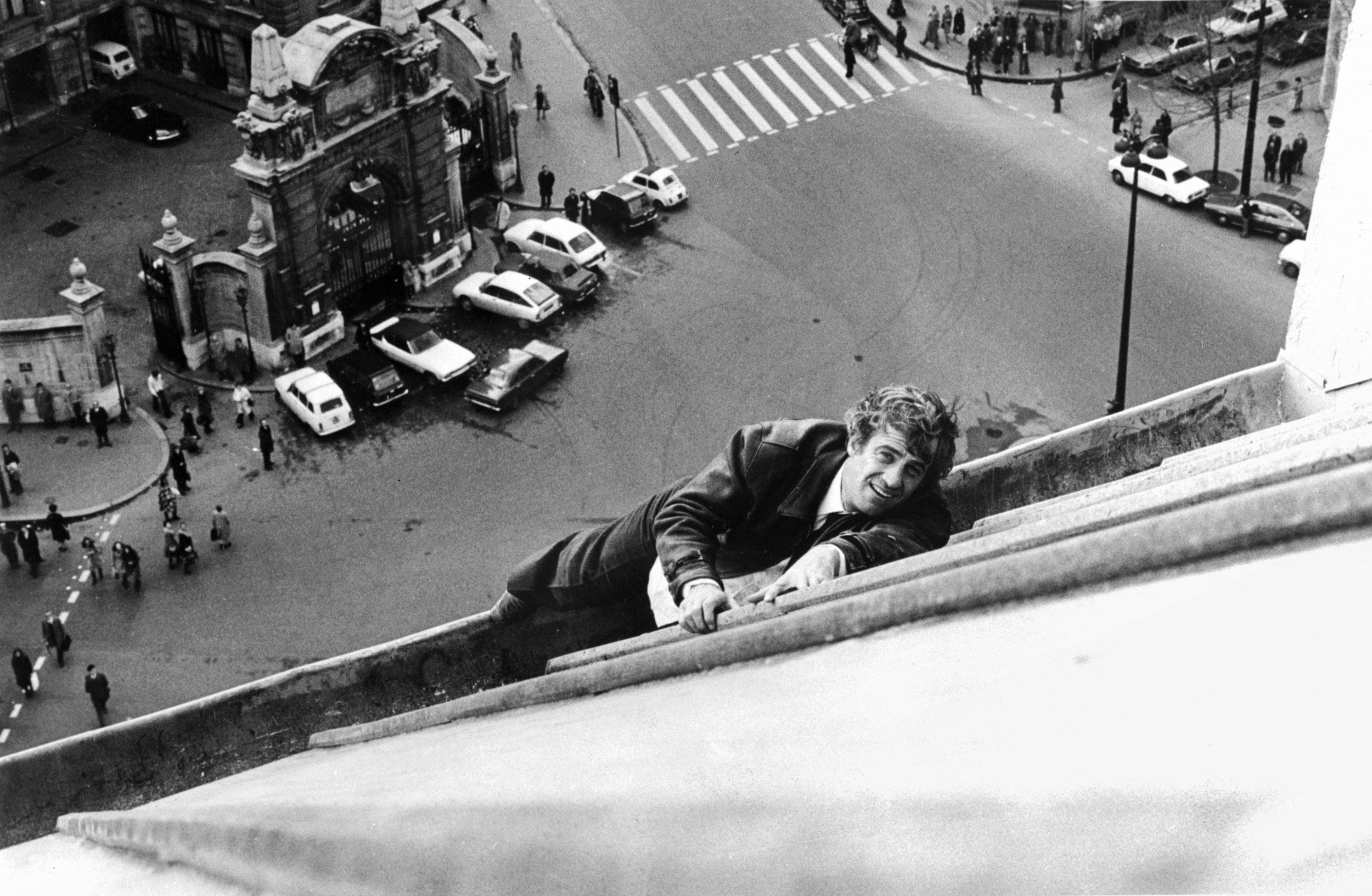 Belmondo sobre los tejados de París En sus sesenta años de carrera, Jean-Paul Belmondo ha rodado más de 80 películas. En esta foto se le puede ver rodando 'Pánico sobre la ciudad', dirigida por Henri Verneuil en 1975.