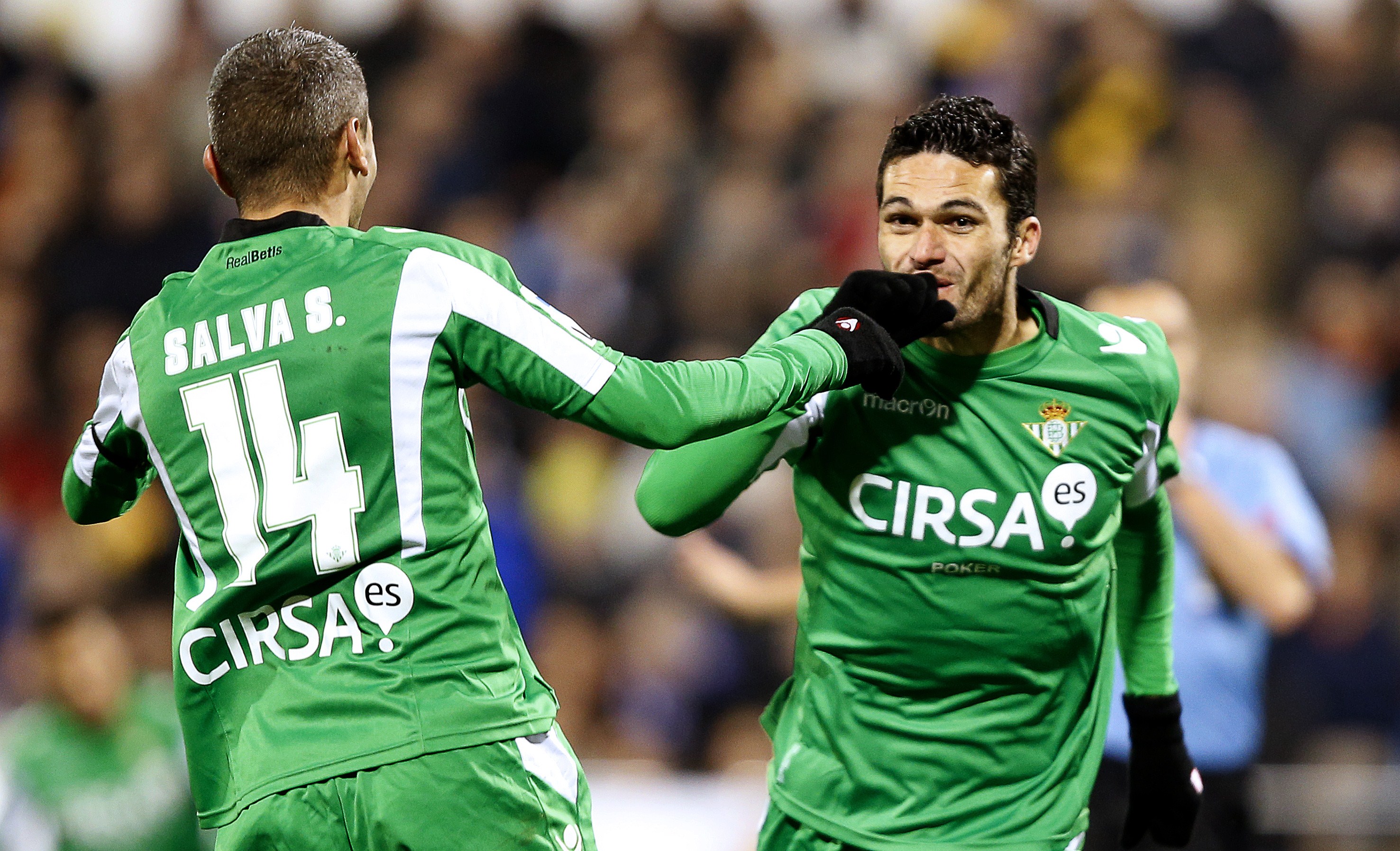 El Betis se aferra a la lucha por la Champions en Zaragoza