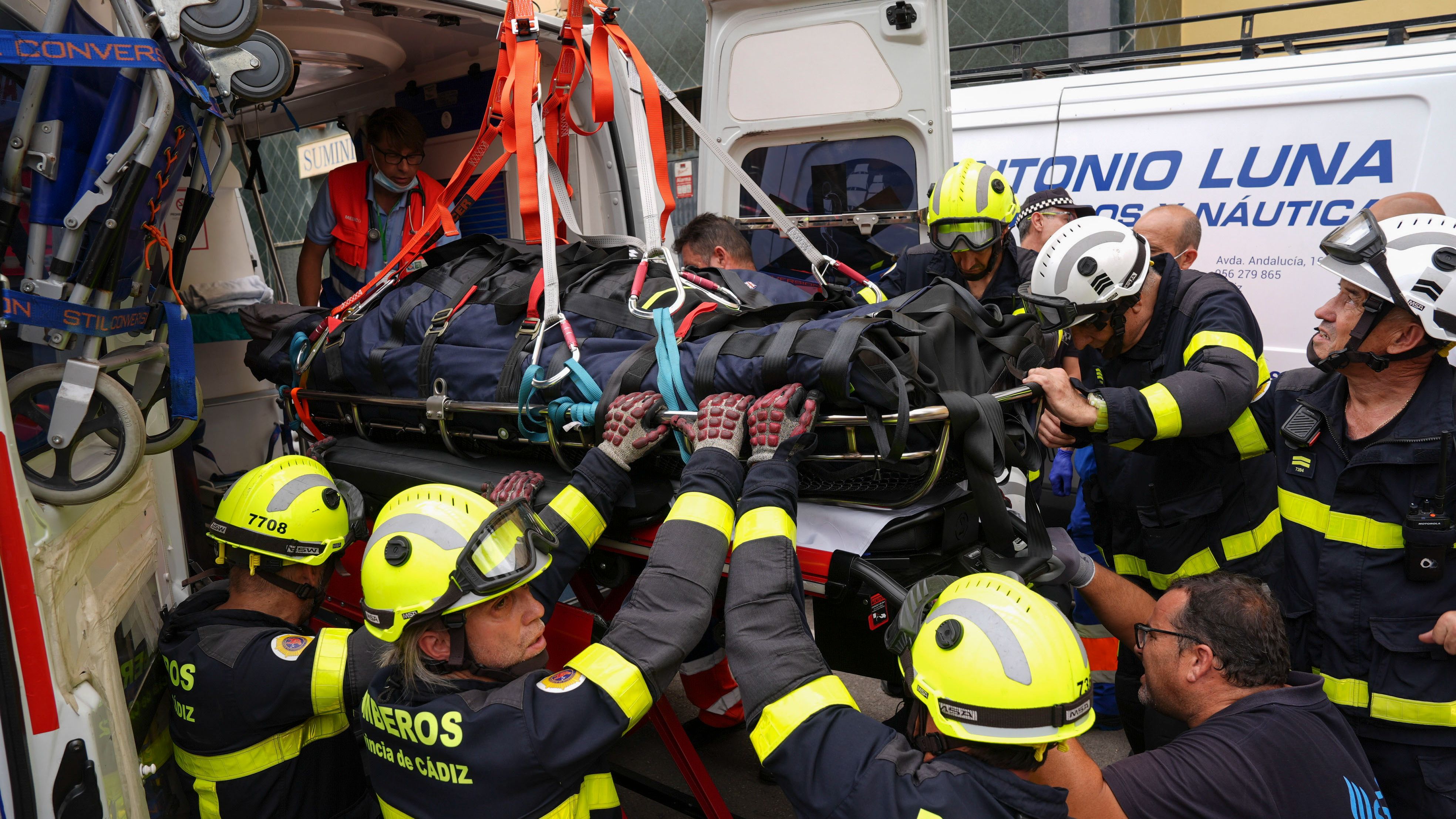 Los bomberos de Cádiz trasladan al hospital a un hombre de 300 kilos