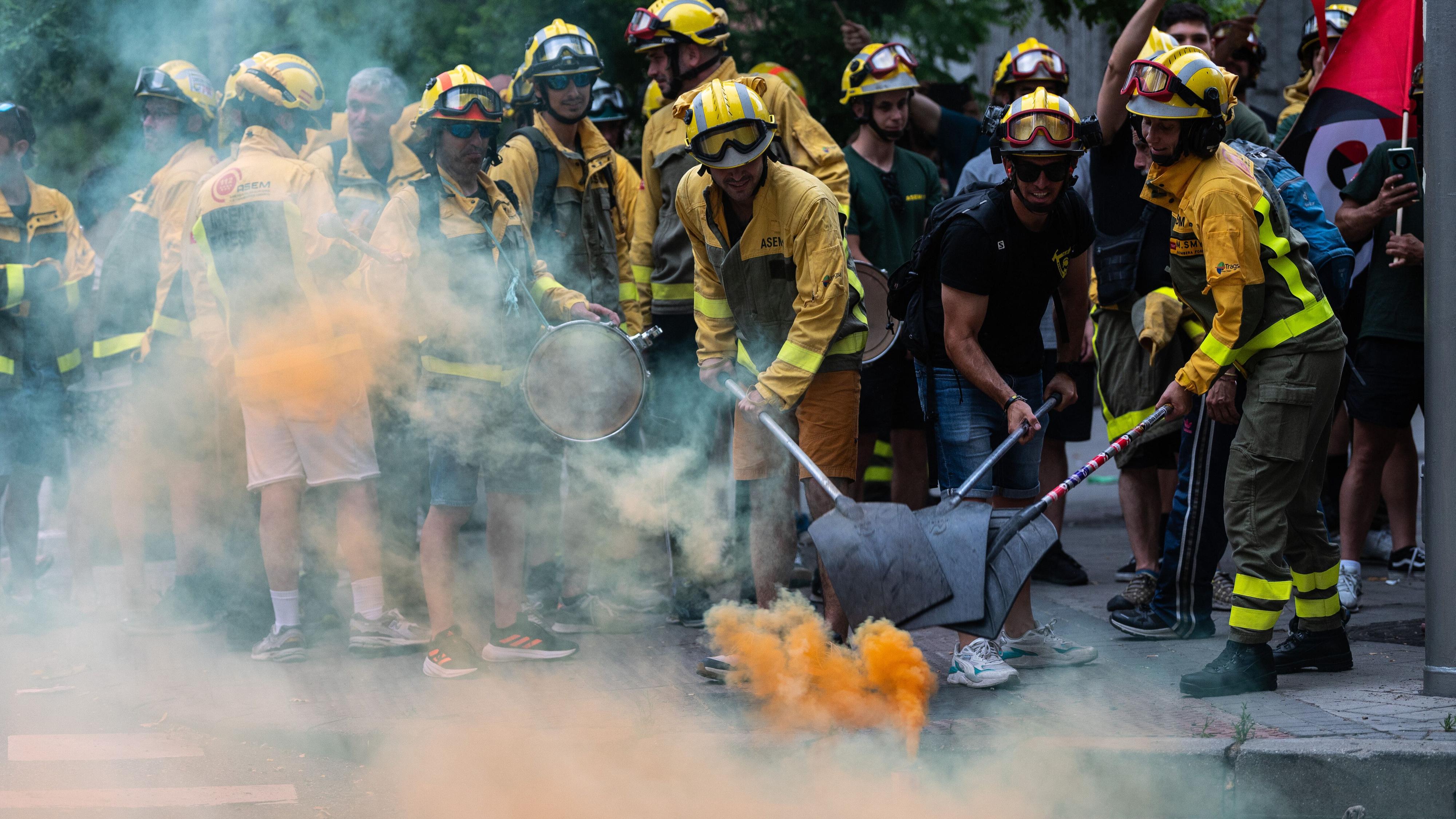 Bomberos forestales de Madrid en huelga para exigir mejoras salariales