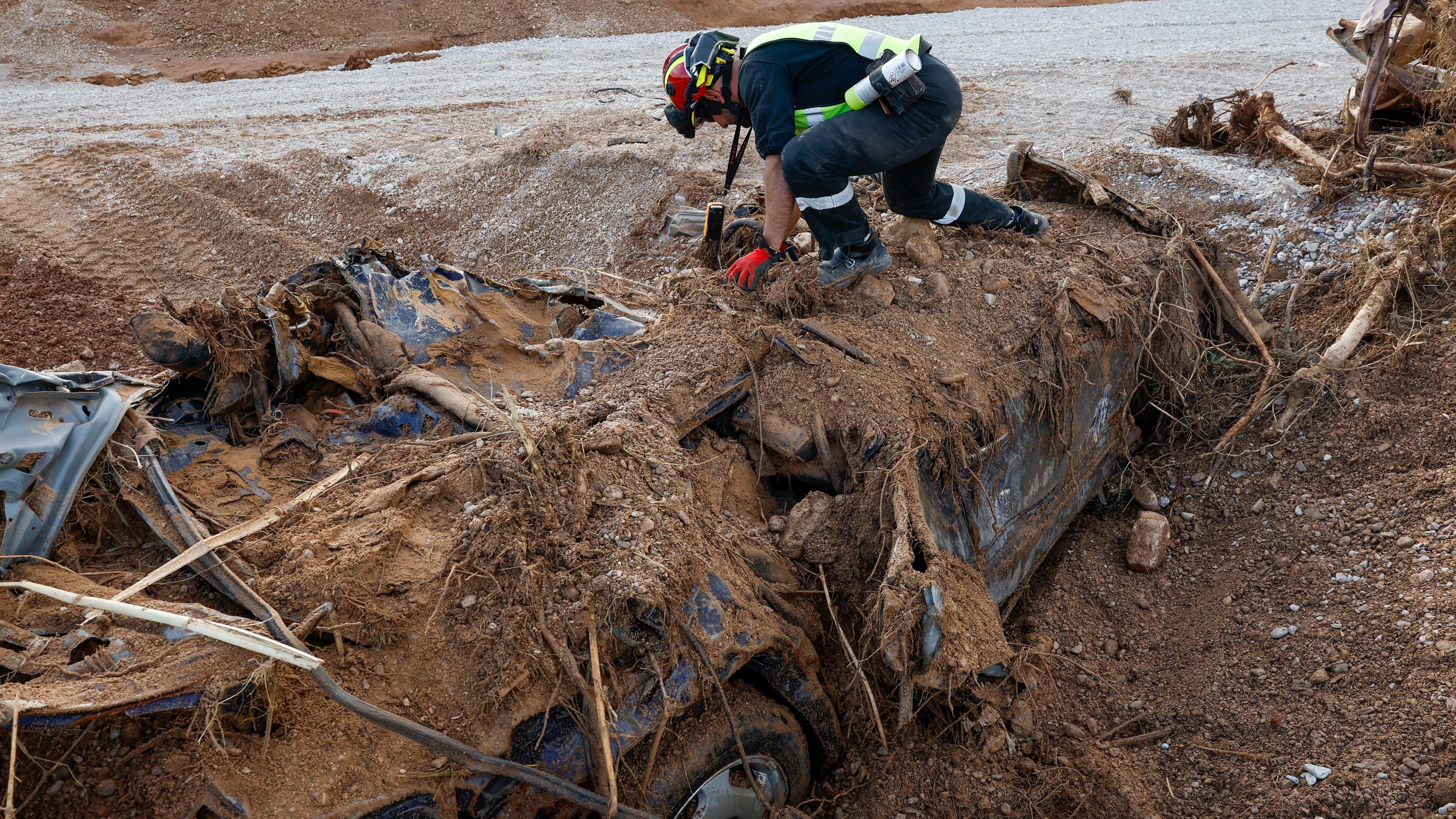 Los Bomberos recibieron a las 17.30 la primera alerta de que el barranco del Poyo estaba "a punto de desbordarse"