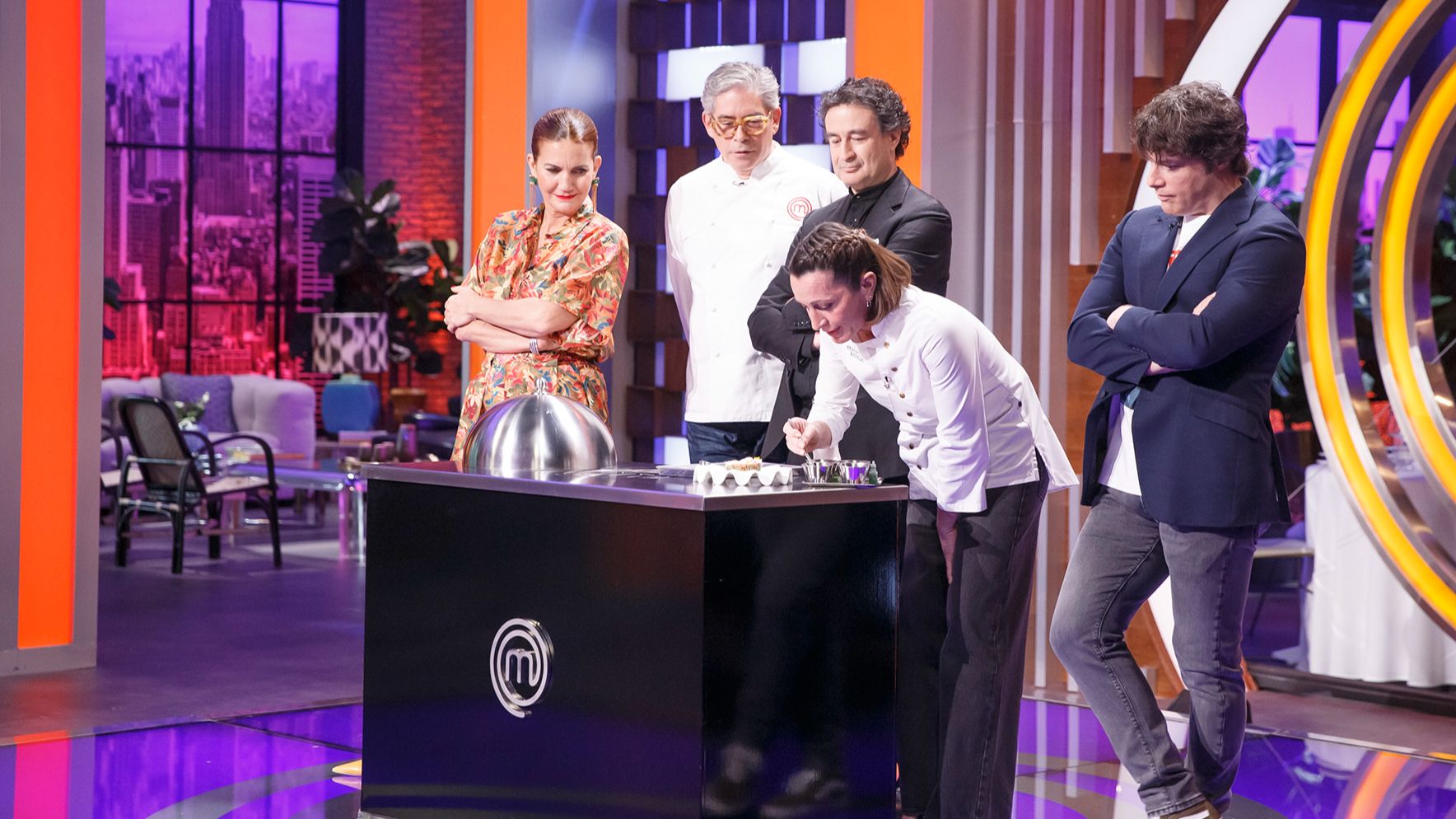 Boris Izaguirre y la chef Bego Rodrigo, junto al jurado