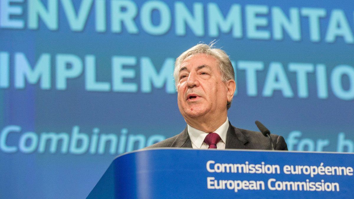 Bruselas pide a España que aumente los impuestos medioambientales