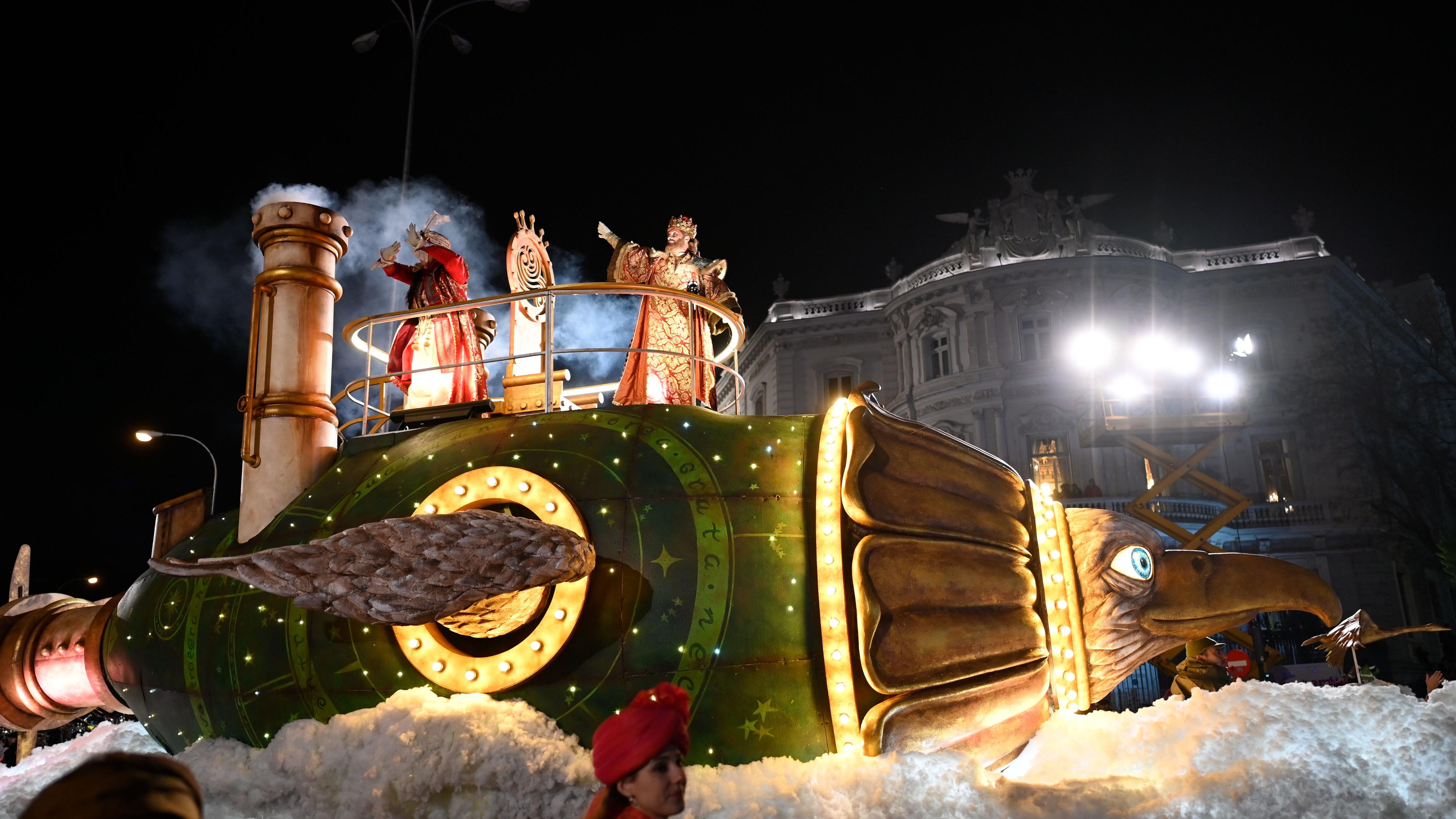 Los Reyes Magos inundan con su magia las calles de España a pesar de la meteorología