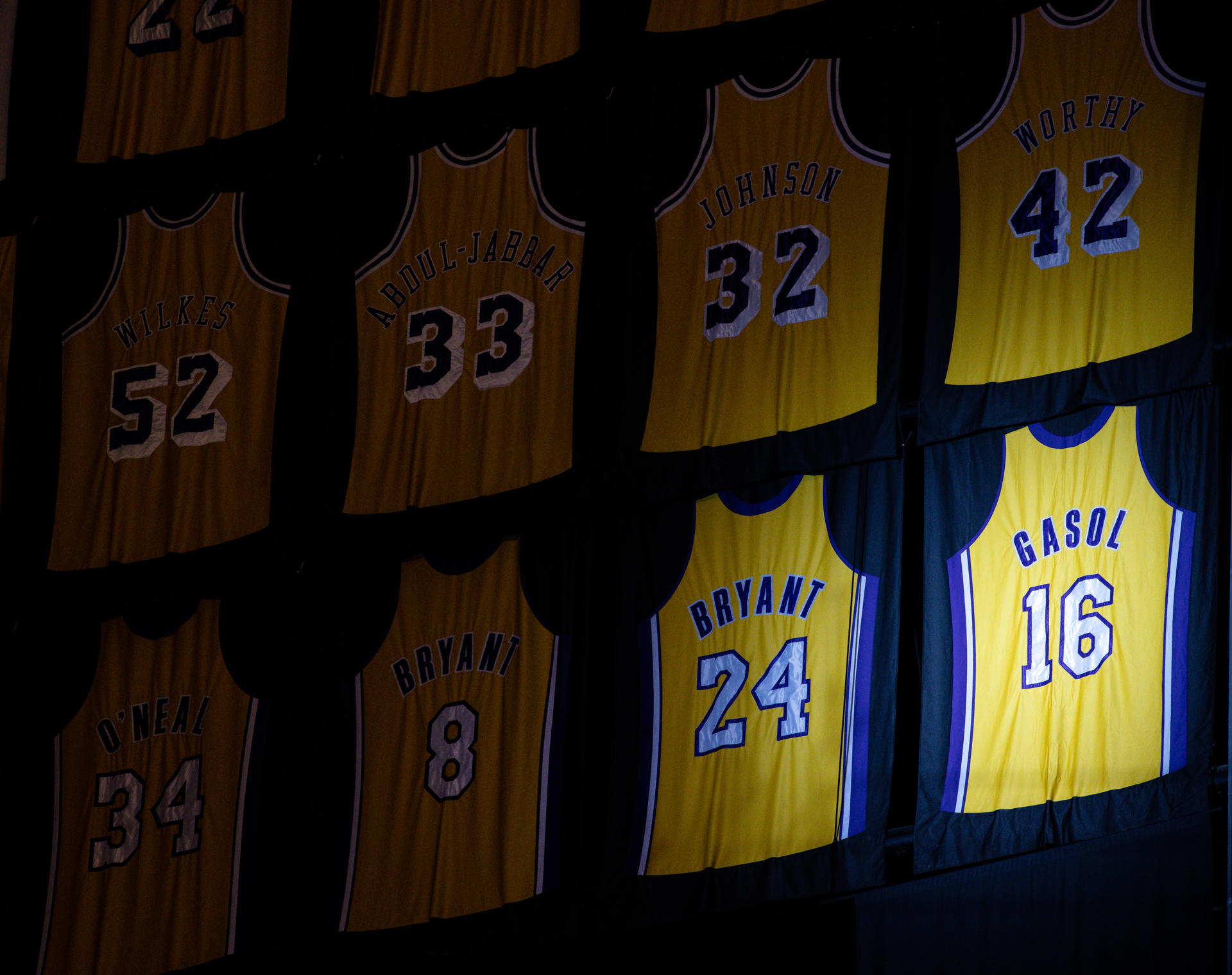 Los Angeles Lakers retiran la camiseta numero 16 de Pau Gasol