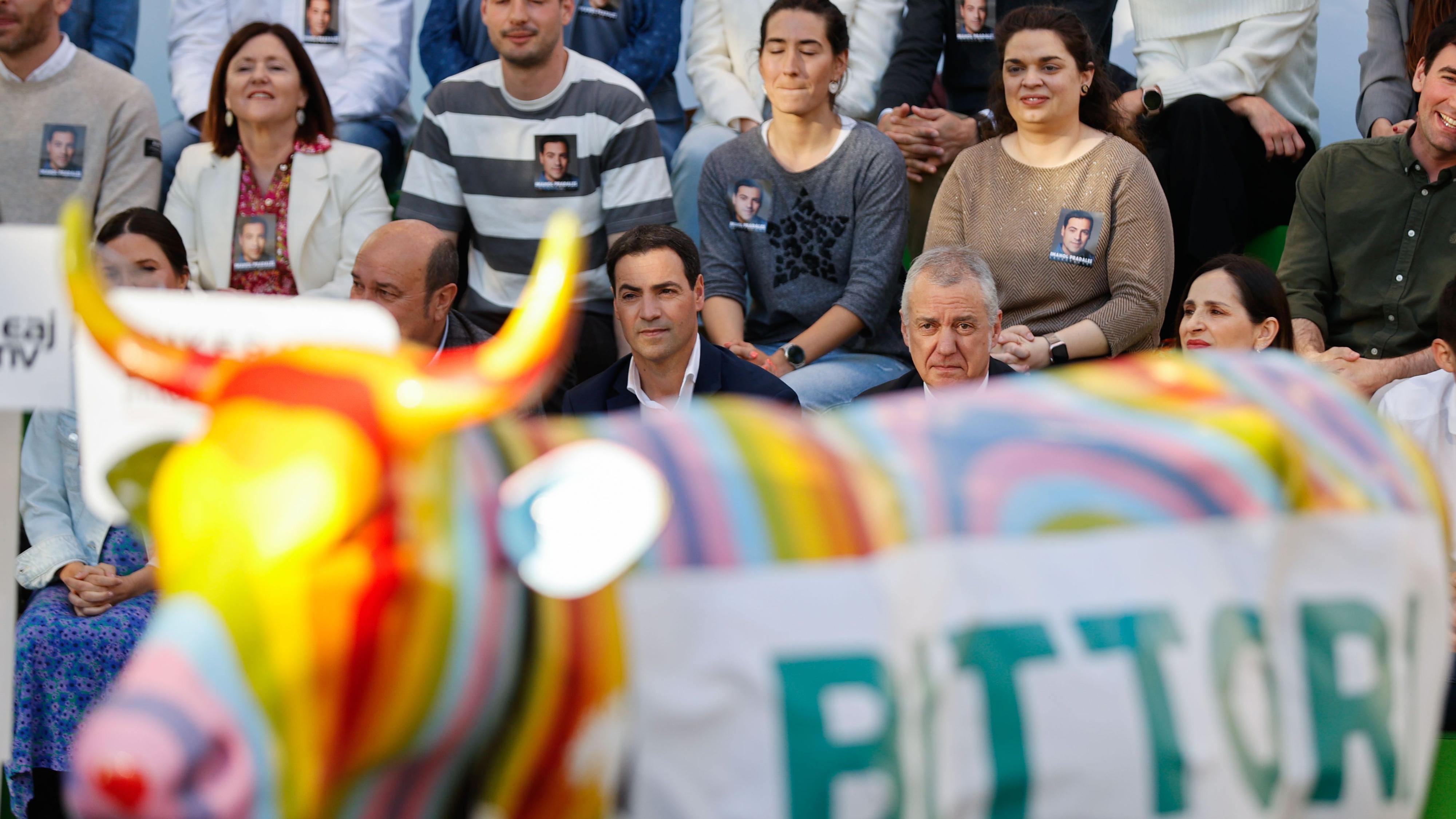 El candidato del PNV, Imanol Pradales, en el cierre de campaña, junto a una representación de la vaca Bittori, que he hecho fortuna por su aparición en un anuncio electoral del partido. El candidato del PNV, Imanol Pradales, en el cierre de campaña, junto a una representación de la vaca Bittori, que he hecho fortuna por su aparición en un anuncio electoral del partido.