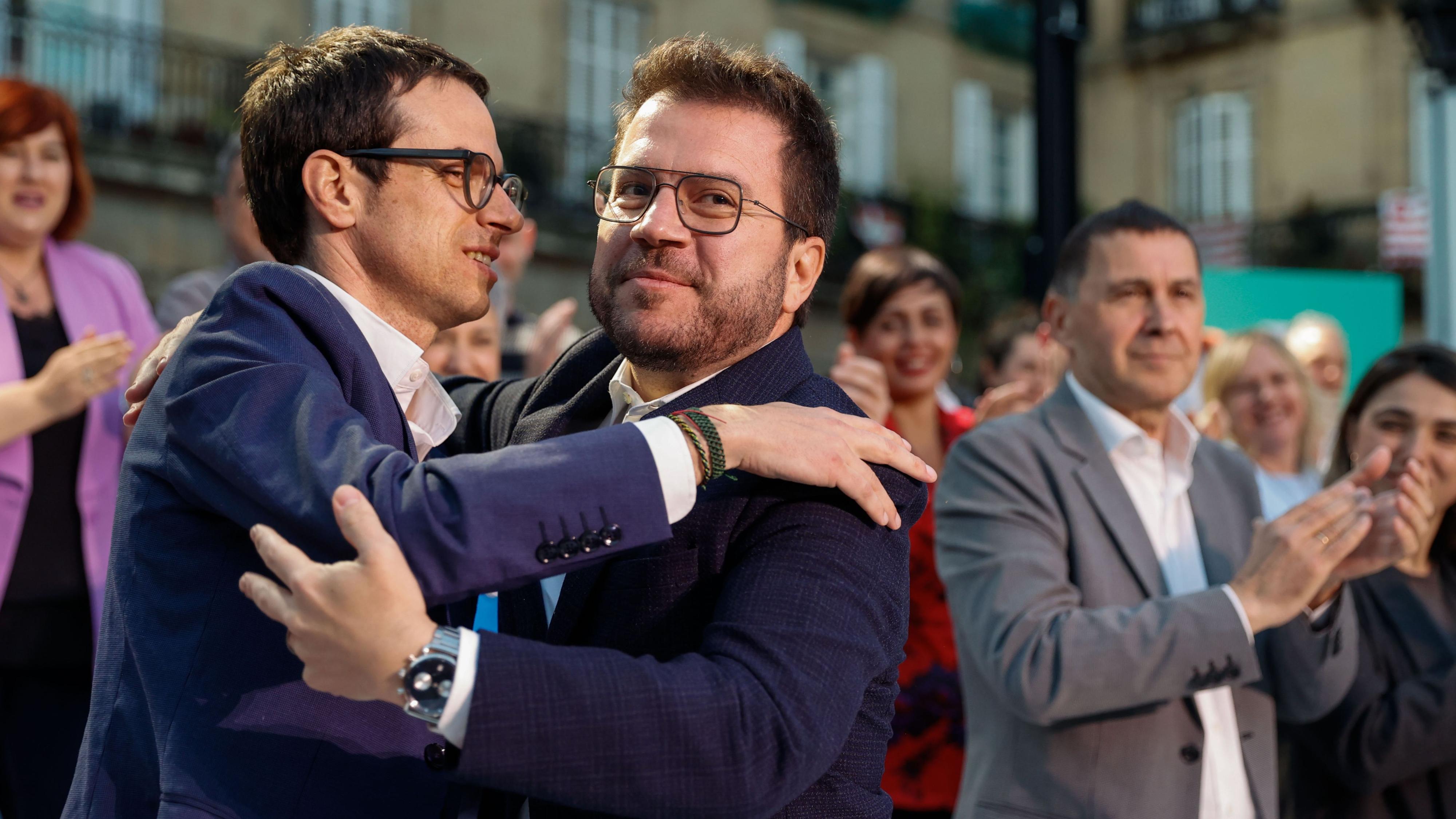 El candidato de EH Bildu, Pello Otxandiano, el president de la generalitat, Pere Aragonès y el secretario general de los abertzales, Arnaldo Otegi, en su mitin de cierre de campaña El candidato de EH Bildu, Pello Otxandiano, el president de la generalitat, Pere Aragonès y el secretario general de los abertzales, Arnaldo Otegi, en su mitin de cierre de campaña