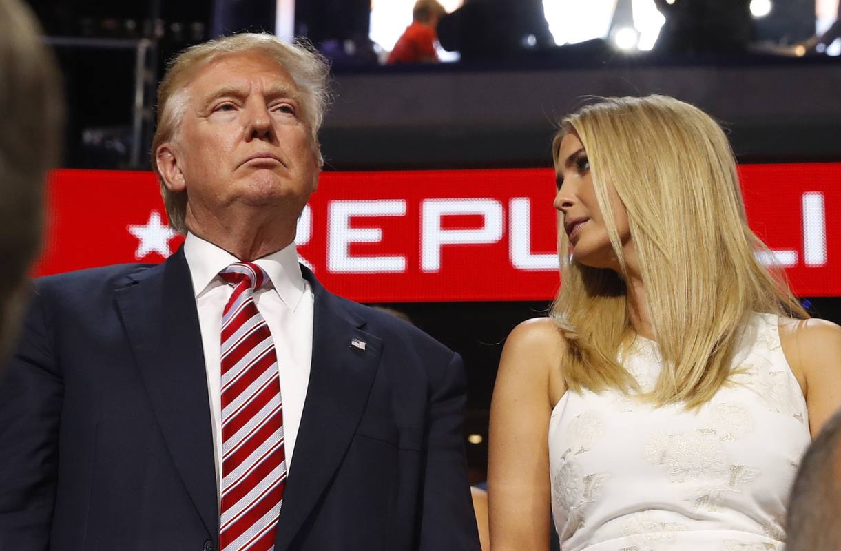 El candidato republicano, Donald Trump, junto a su hija Ivanka, escucha serio el discurso de Cruz.