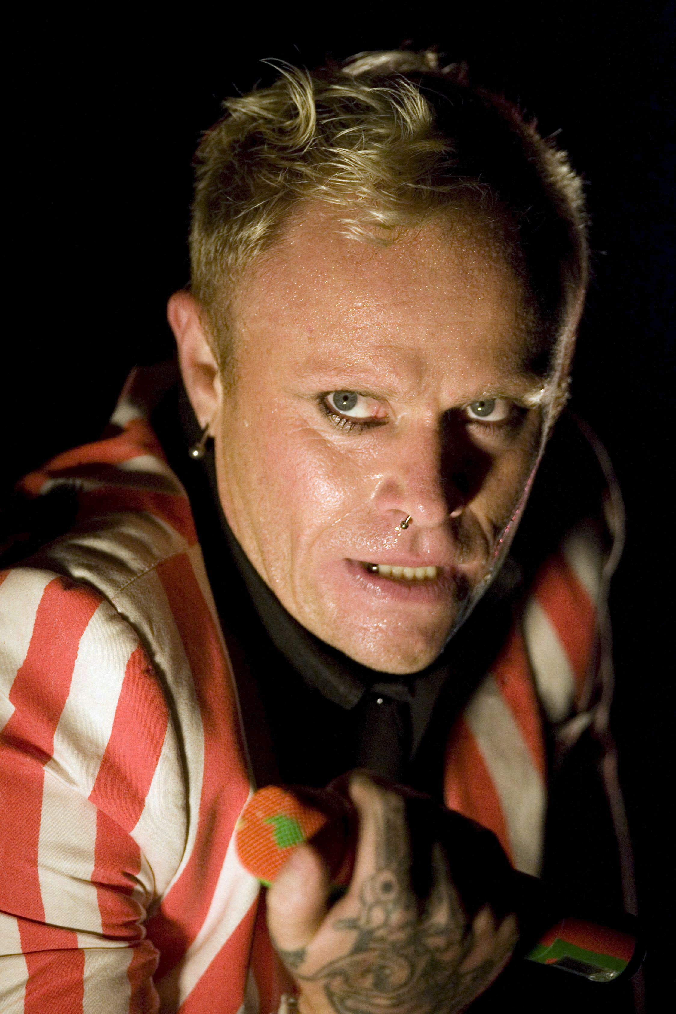 El cantante de la banda británica "The Prodigy", Keith Flint, durante su actuación en el festival al aire libre de Gallen, Suiza, (28/06/08). El cantante de la banda británica "The Prodigy", Keith Flint, durante su actuación en el festival al aire libre de Gallen, Suiza, (28/06/08).