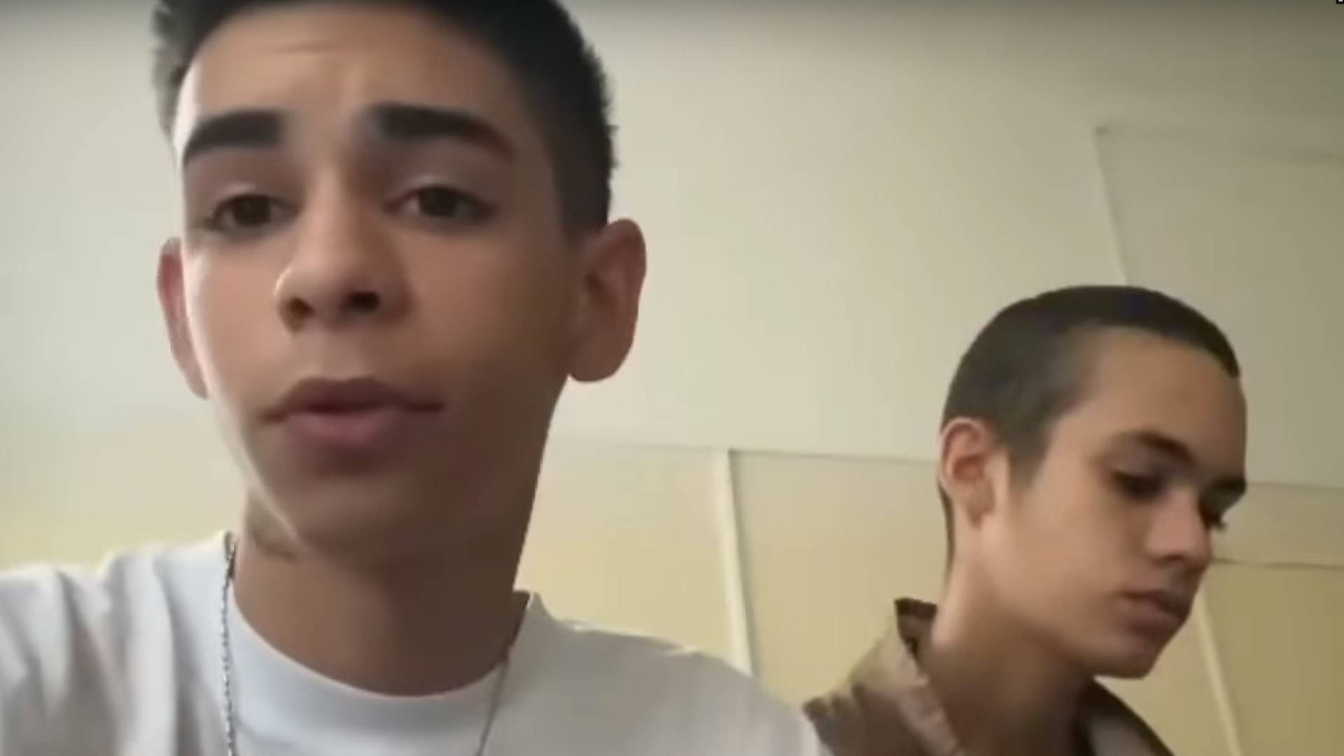 Captura del vídeo de los jóvenes cubanos Andorf Velazquez García y Alex Rolando Vegas Díaz, en Rusia. Fuente: https://www.youtube.com/@ALAINPAPARAZZICUBANO