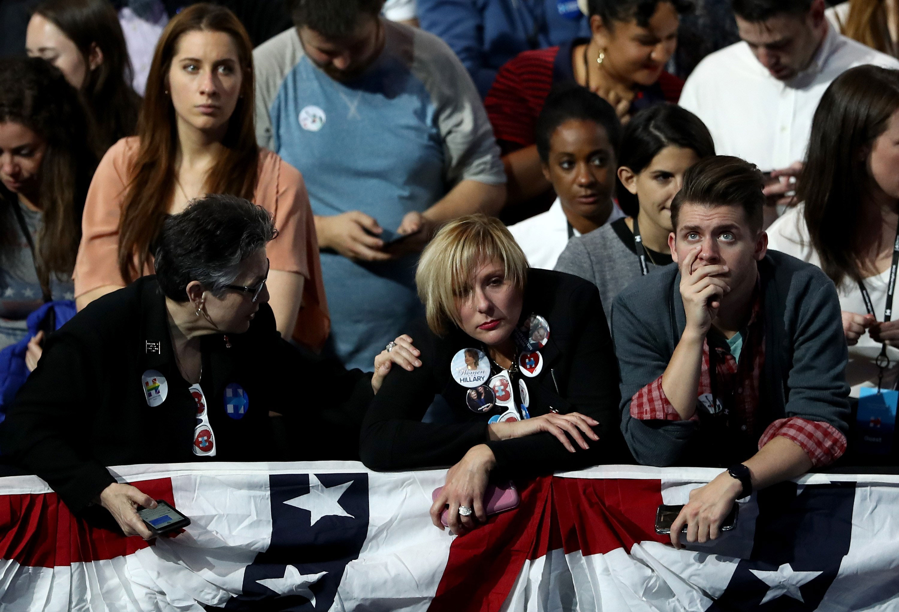 Caras de preocupación entre los seguidores de Hillary Clinton