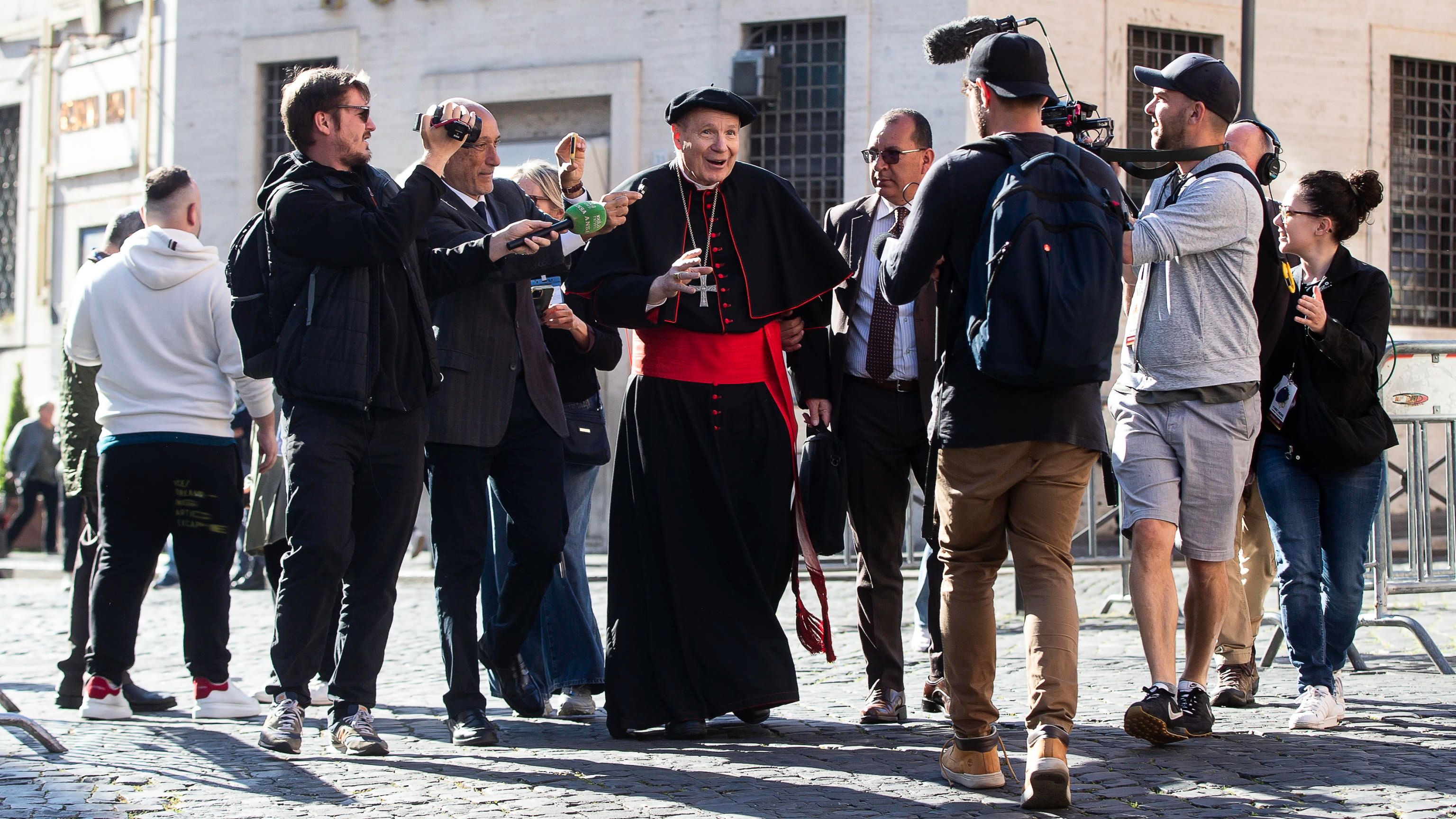 Los cardenales se enfrentan a la crisis financiera vaticana en vísperas del cónclave