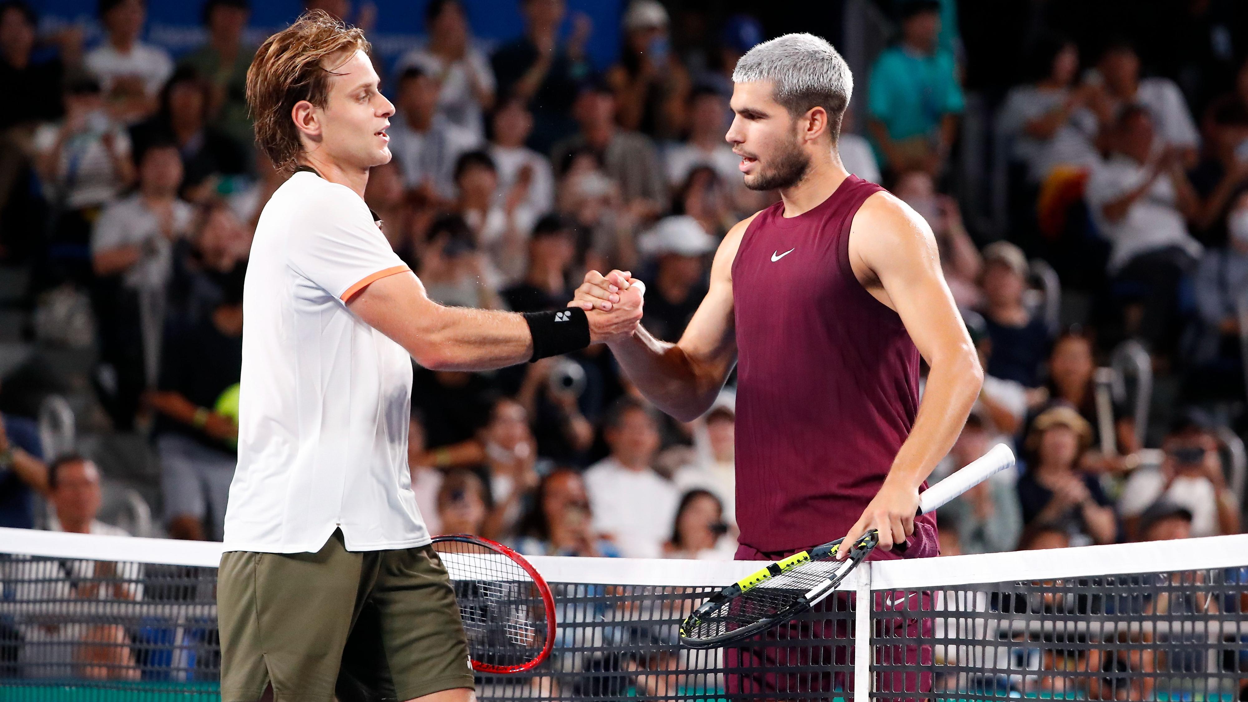 Carlos Alcaraz se olvida del tobillo izquierdo, tumba a Bergs y se sitúa en cuartos en el Abierto de Tokio