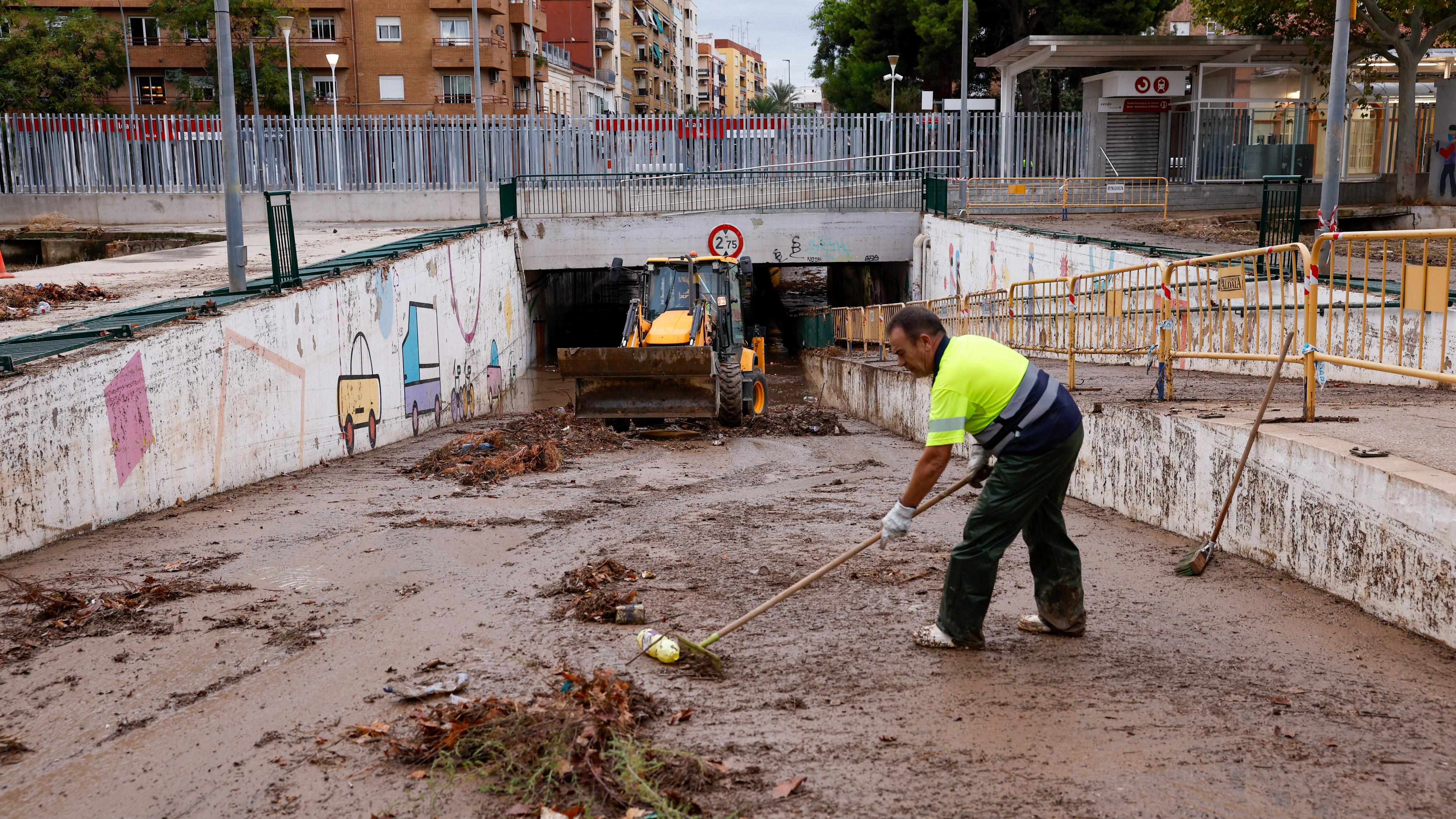 Carreteras cortadas, rescates y barrancos desbordados: el temporal reaviva la pesadilla del 29 de octubre