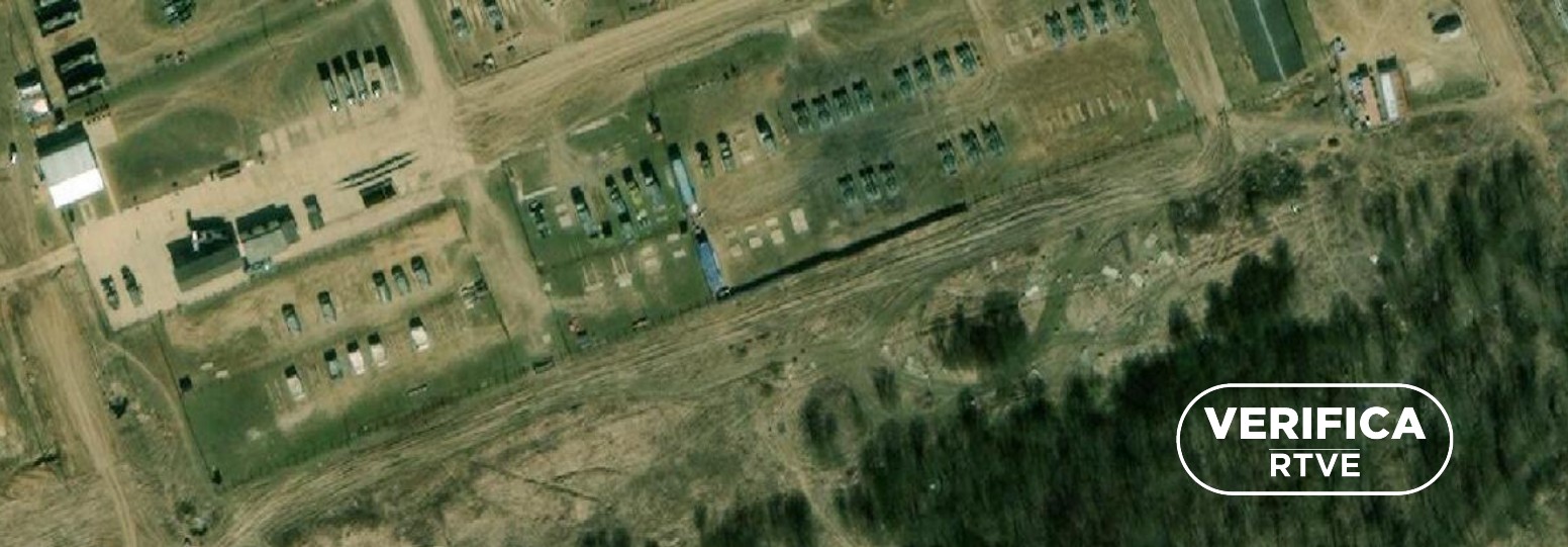 Carros de combate rusos en una imagen satelital de la base de Yelnya de Mapillary de julio de 2020, con el sello blanco de VerificaRTVE