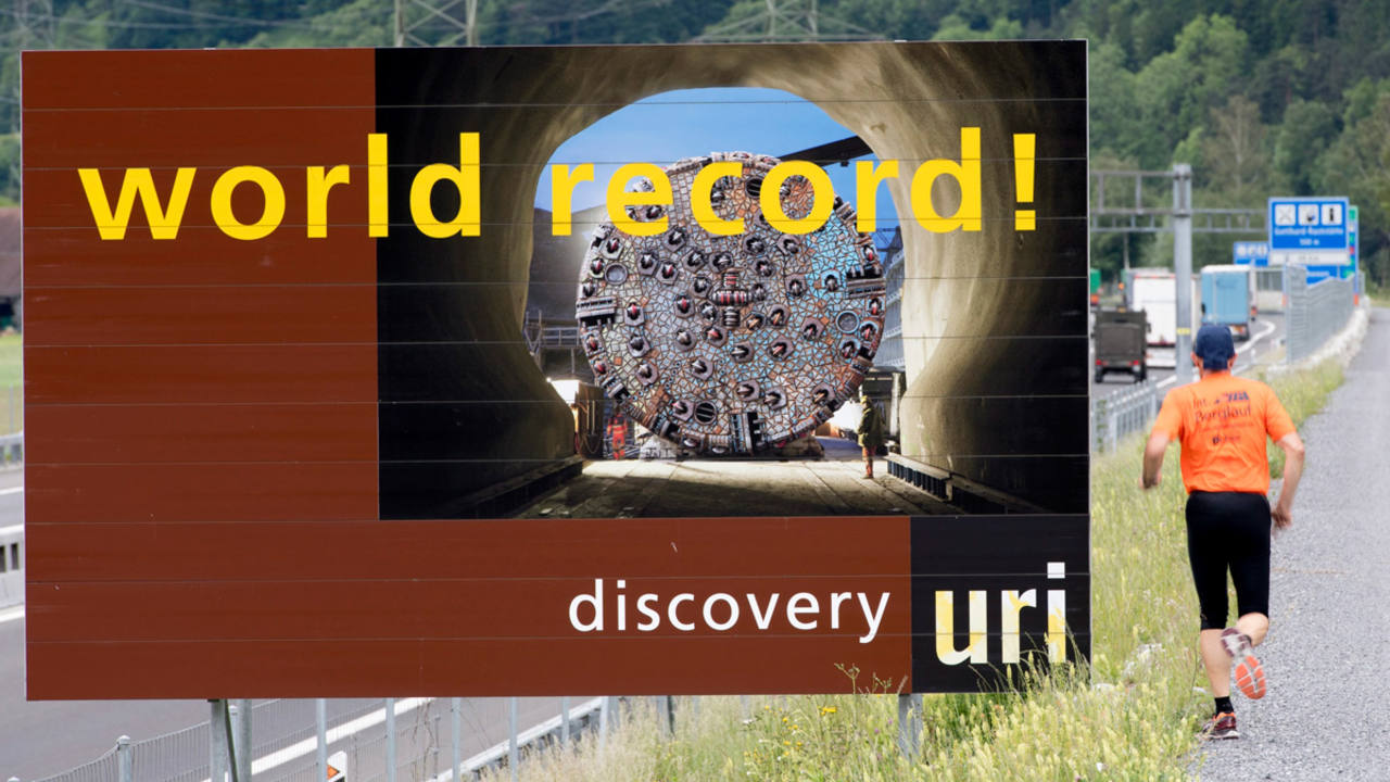 Un cartel anuncia el récord mundial del nuevo túnel ferroviario de base de San Gotardo