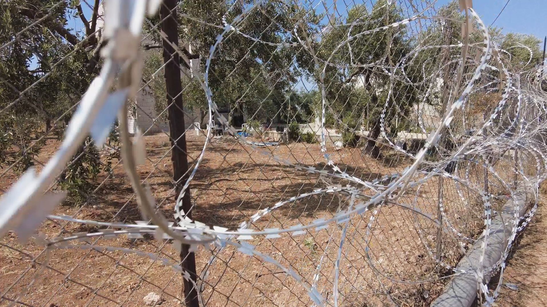 La casa de los Abu Aliya en Al Mughayer, rodeada de concertinas