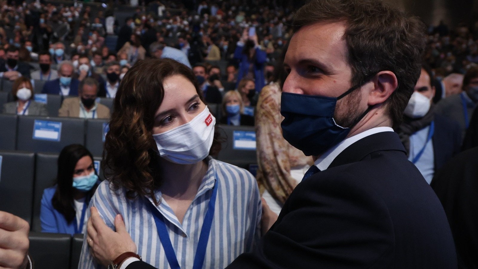 Casado y Ayuso se saludan en el Congreso del PP